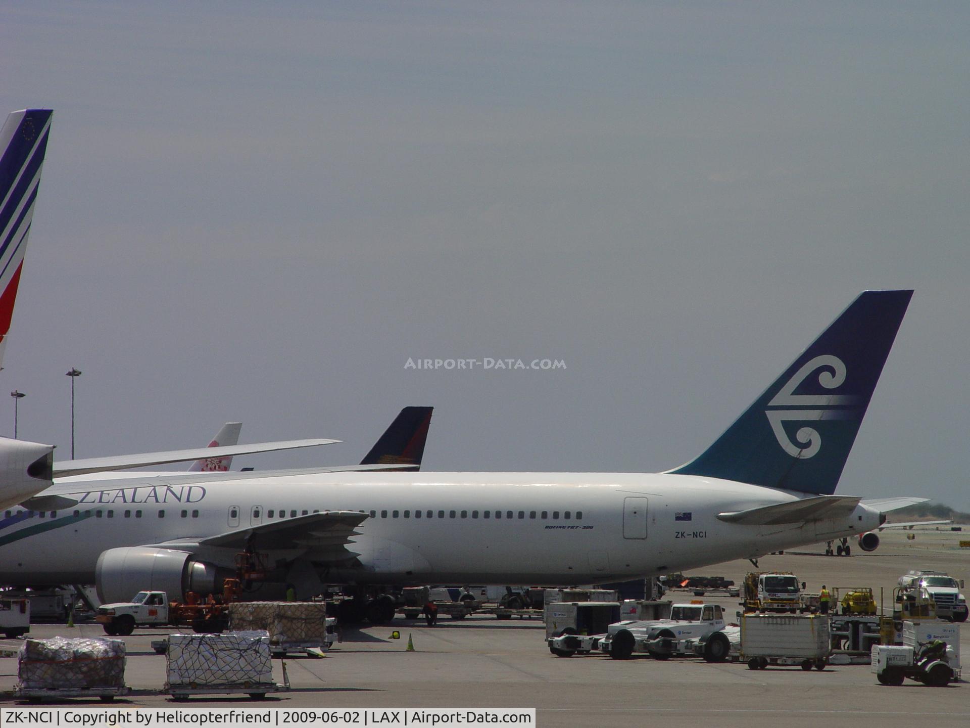 ZK-NCI, 1994 Boeing 767-319 C/N 26913, Loading and getting ready to depart