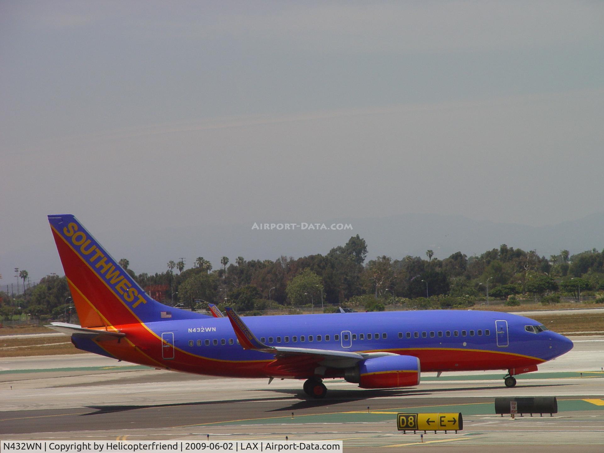 N432WN, 2003 Boeing 737-7H4 C/N 33715, Taxiing to Runway 24L for take off