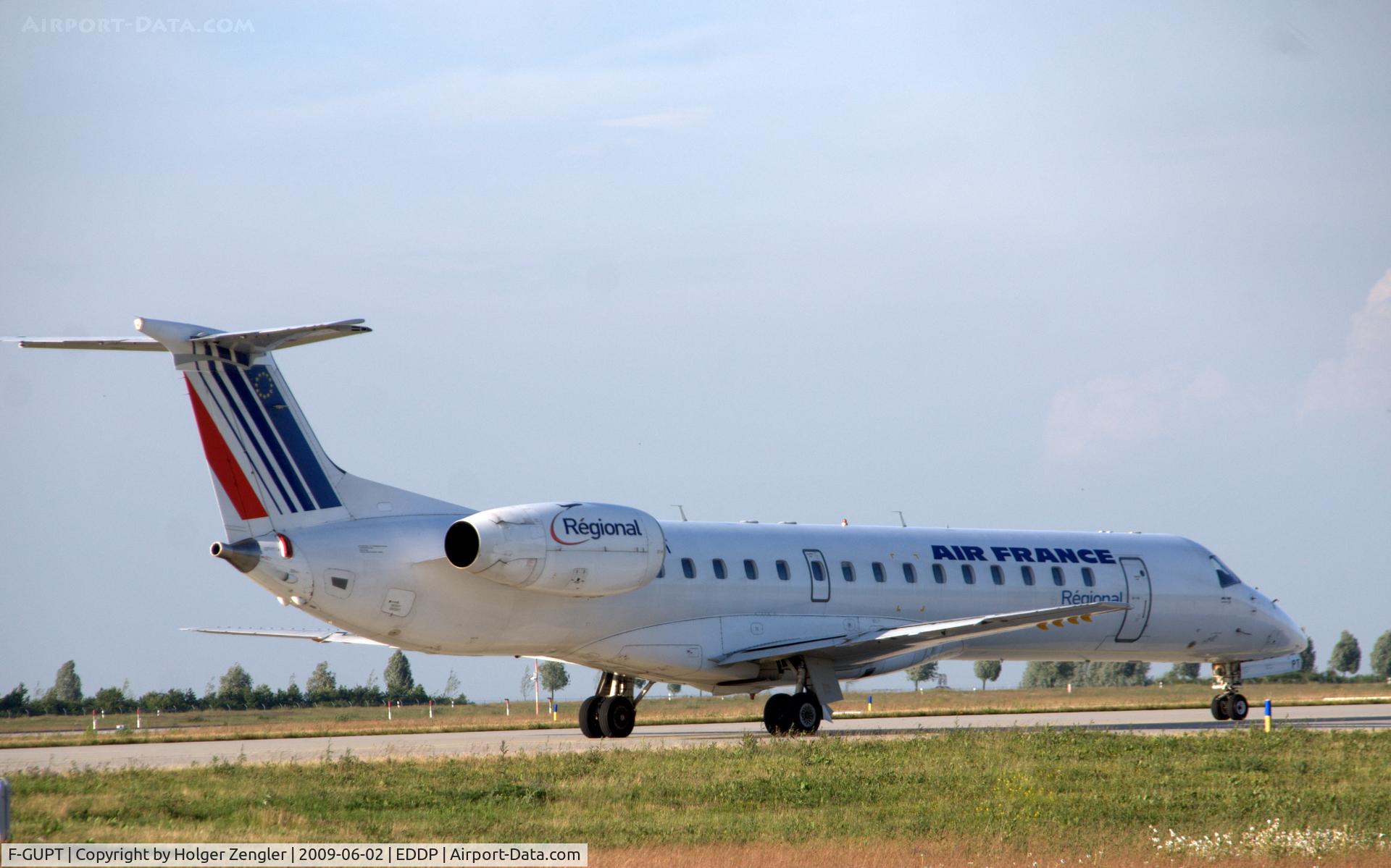 F-GUPT, 2000 Embraer ERJ-145LR (EMB-145LR) C/N 145294, AF 2217 is leaving for Paris CDG