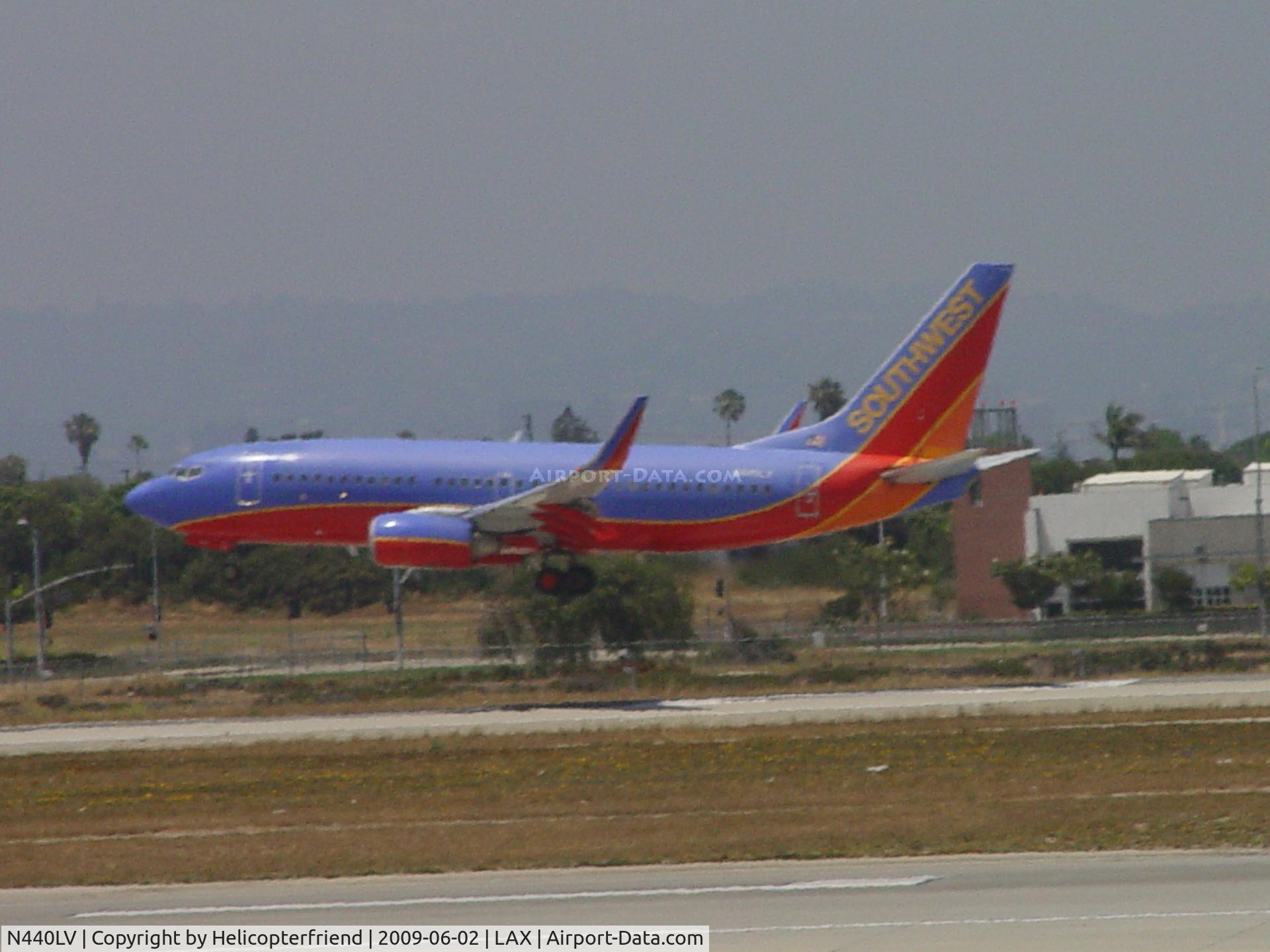 N440LV, 2003 Boeing 737-7H4 C/N 29835, Landing on Runway 24R