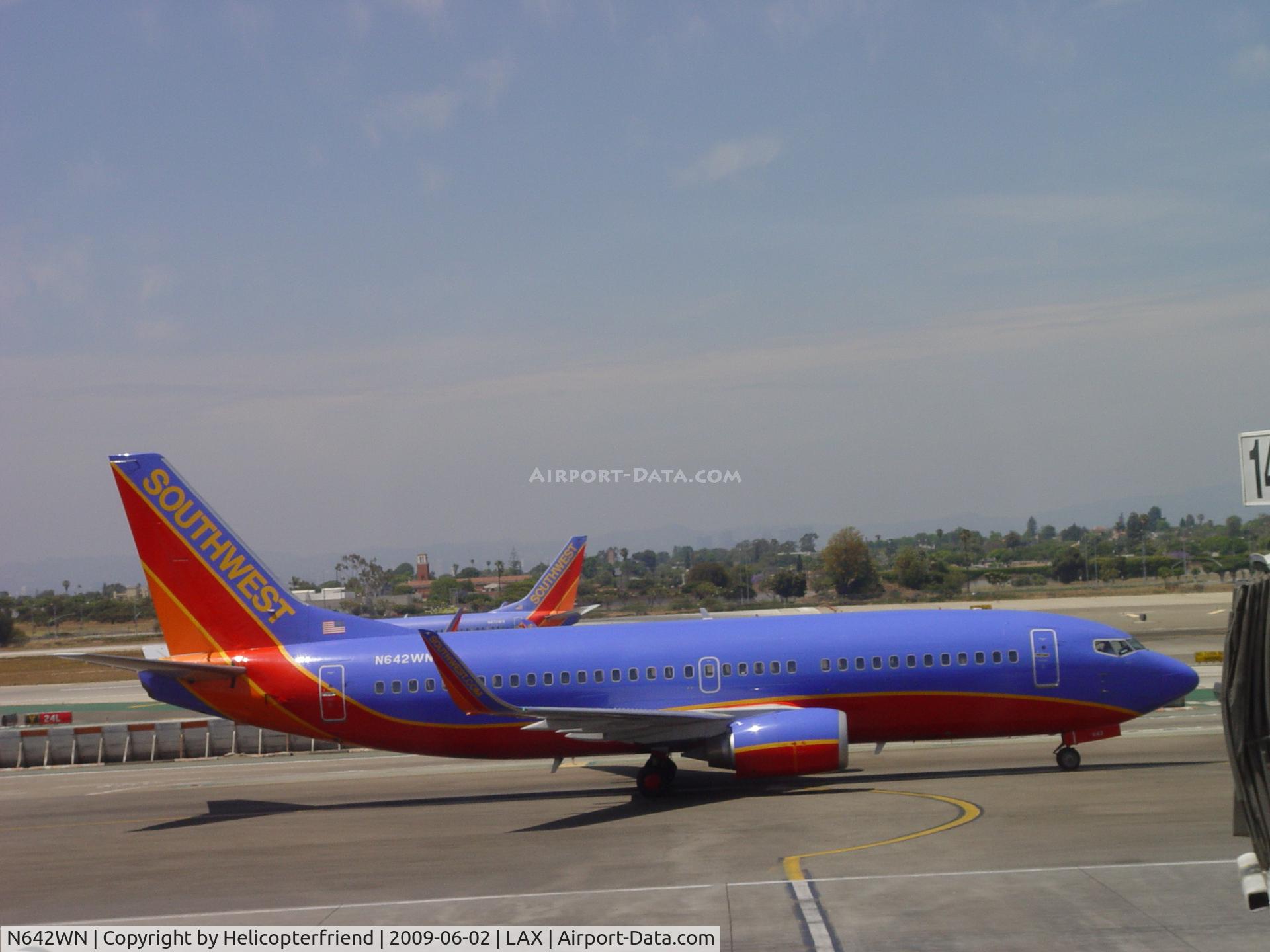 N642WN, 1997 Boeing 737-3H4 C/N 27715, Taxiing to LAX Terminal 1