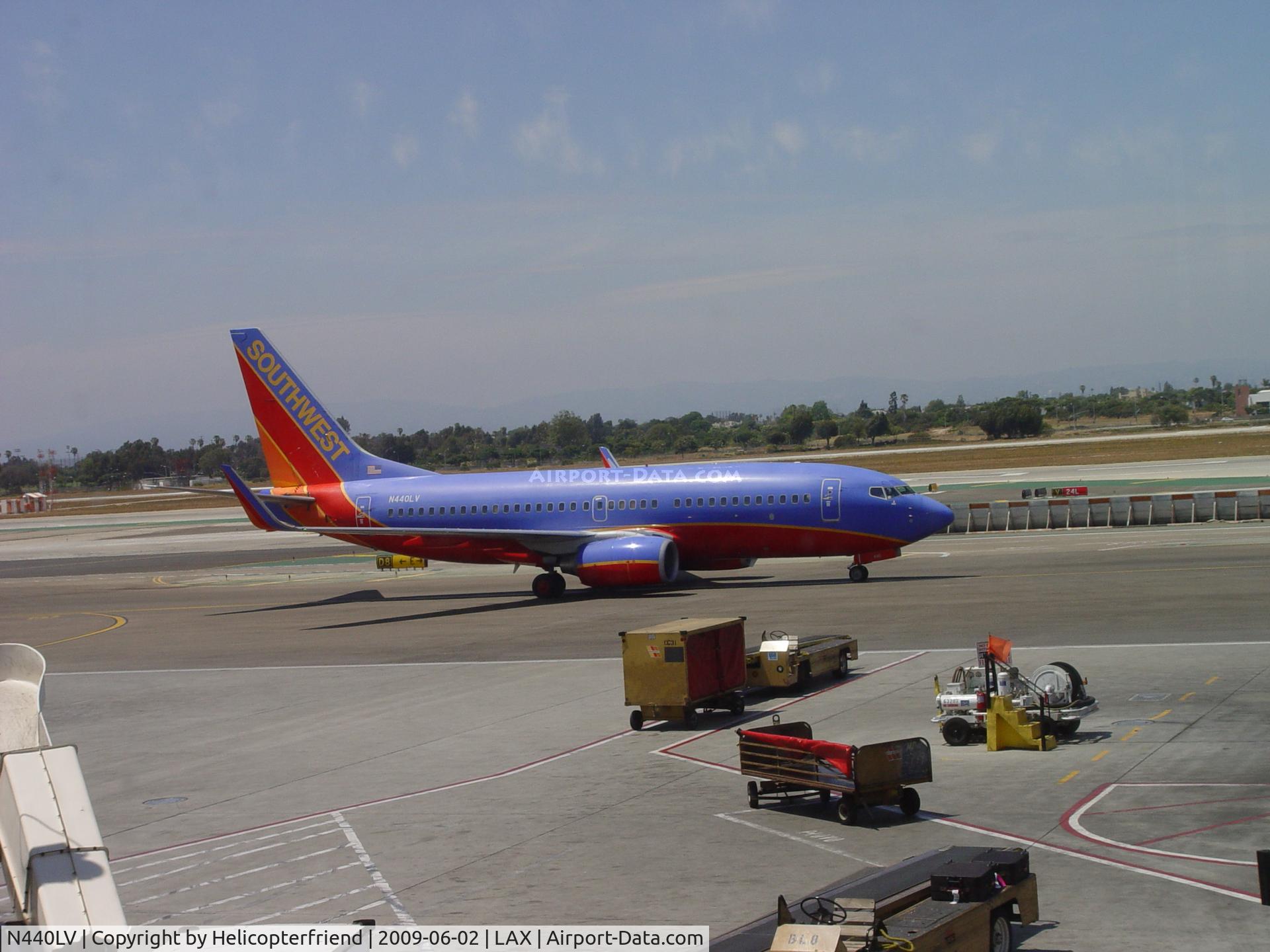 N440LV, 2003 Boeing 737-7H4 C/N 29835, Taxiing to LAX Terminal 1