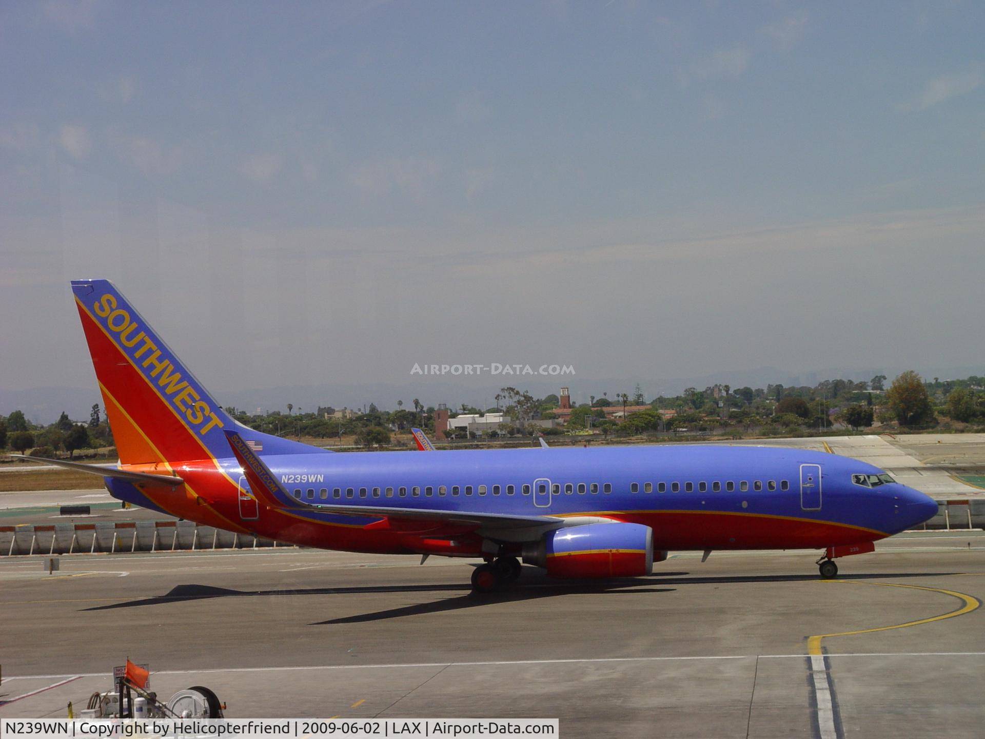 N239WN, 2006 Boeing 737-7H4 C/N 34714, Taxiing to LAX Terminal 1