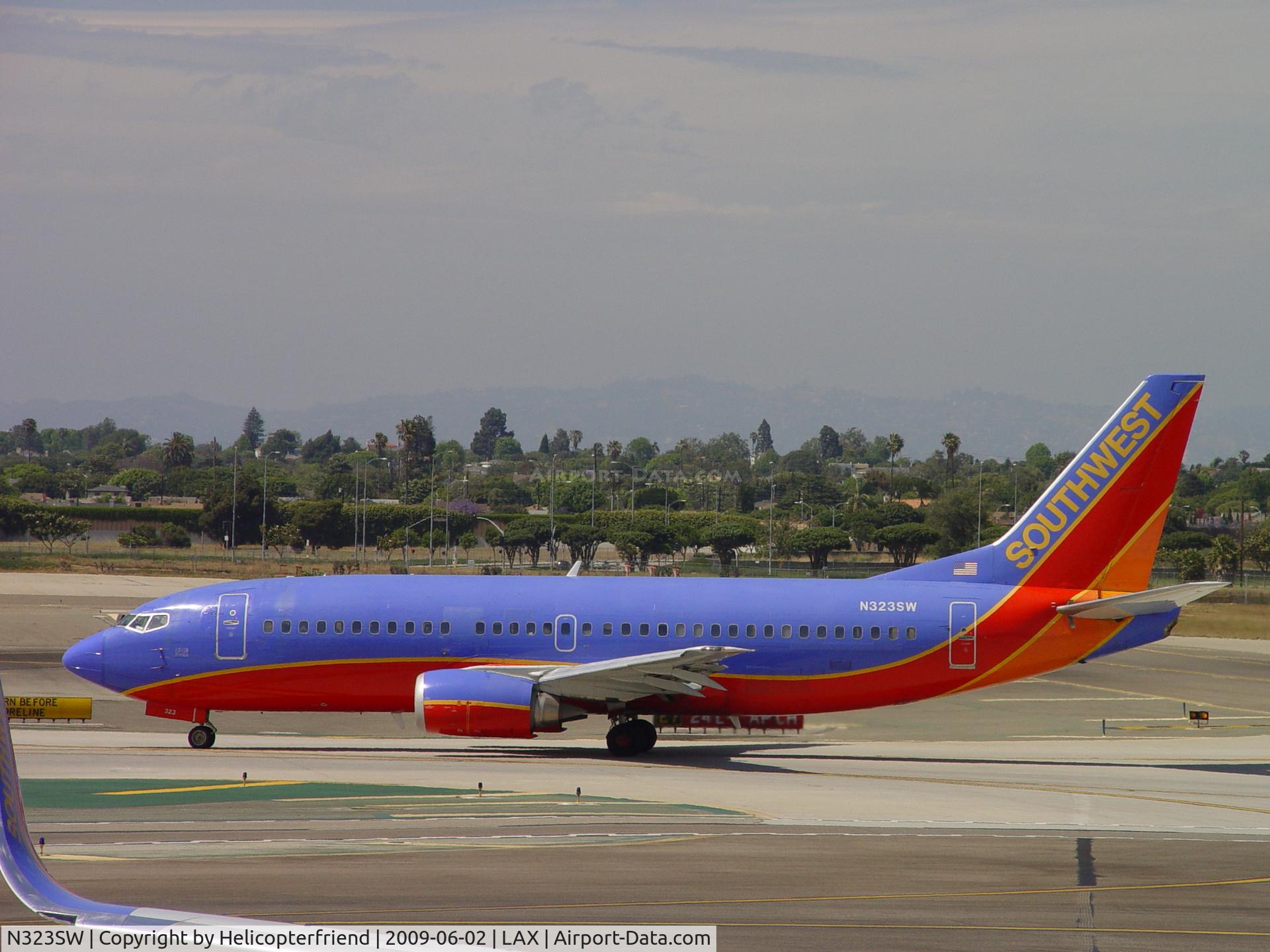 N323SW, 1987 Boeing 737-3H4 C/N 23344, Taxiing to Runway 24L