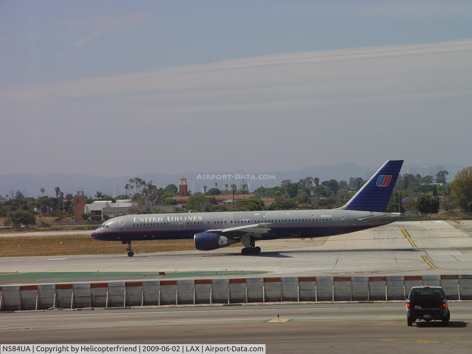 N584UA, 1993 Boeing 757-222 C/N 26706, Getting ready to roll westbound