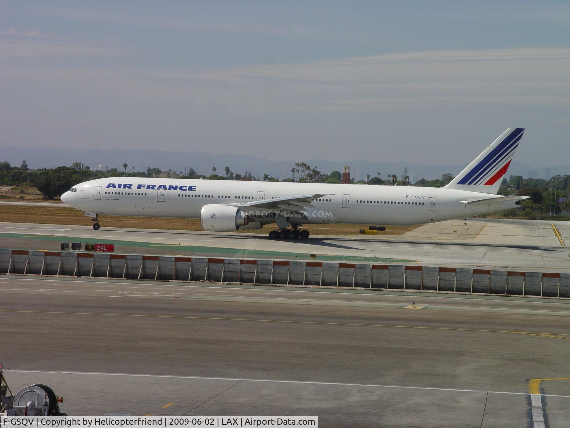 F-GSQV, 2007 Boeing 777-328/ER C/N 32854, Rolling westbound for take off