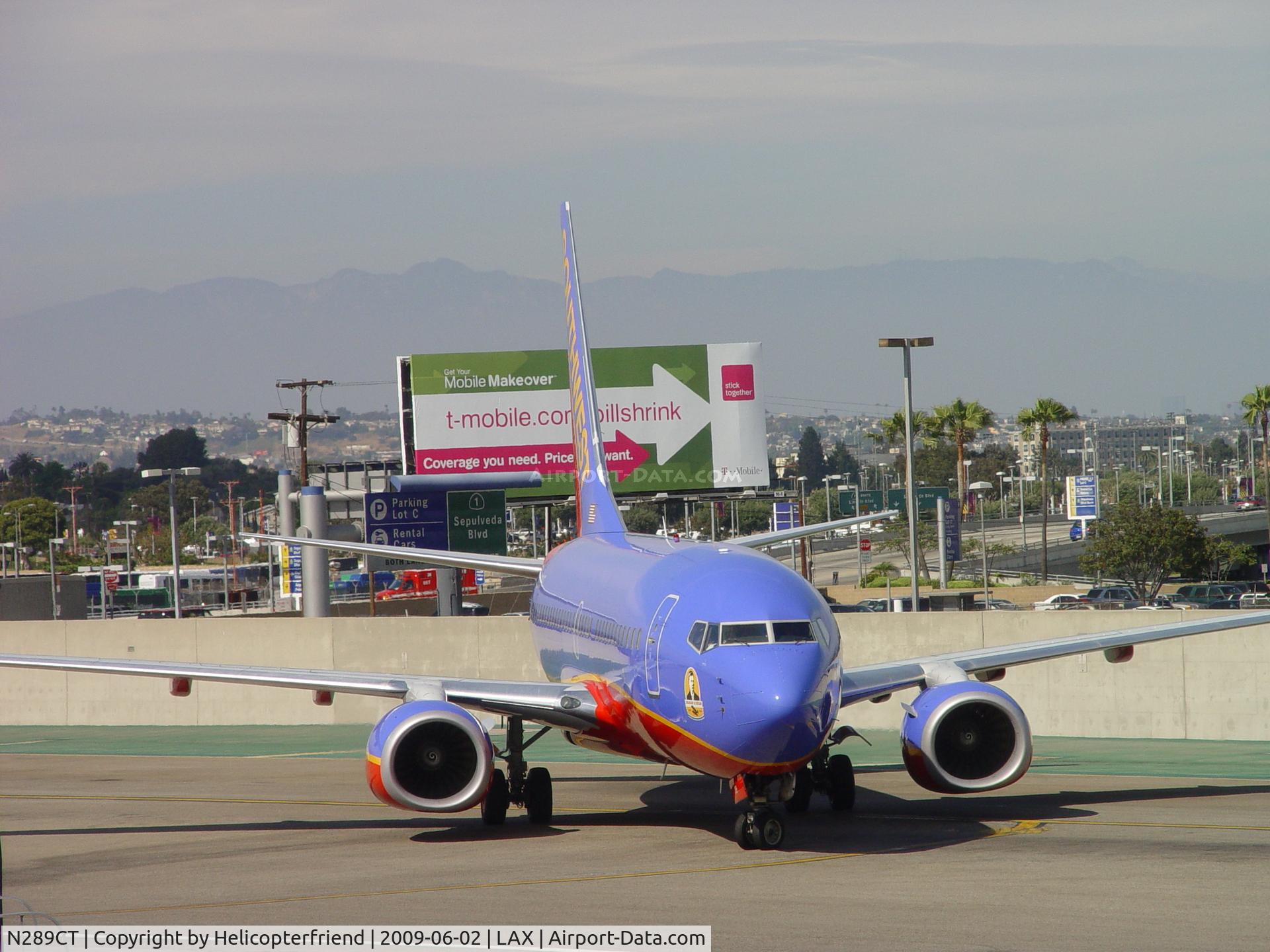 N289CT, 2007 Boeing 737-7H4 C/N 36633, Pulling into Gate 13 at Terminal 1