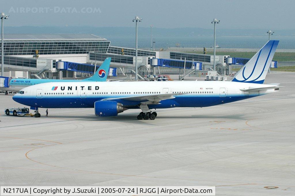 N217UA, 2000 Boeing 777-222 C/N 30550, United Airlines B777-200 push back