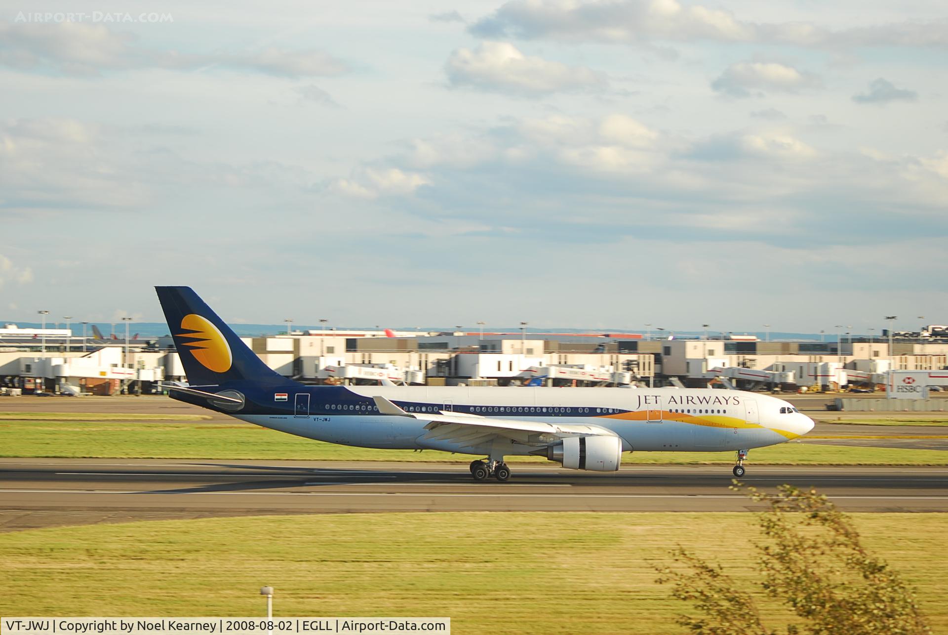 VT-JWJ, 2007 Airbus A330-203 C/N 885, Landing 27R