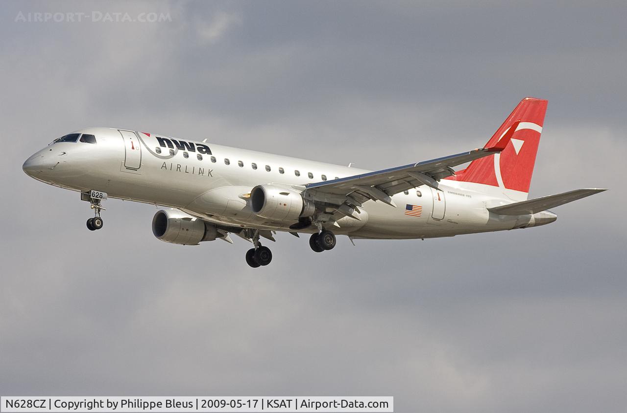 N628CZ, 2008 Embraer 175LR (ERJ-170-200LR) C/N 17000233, Commuter on short final rwy 3. I notice 