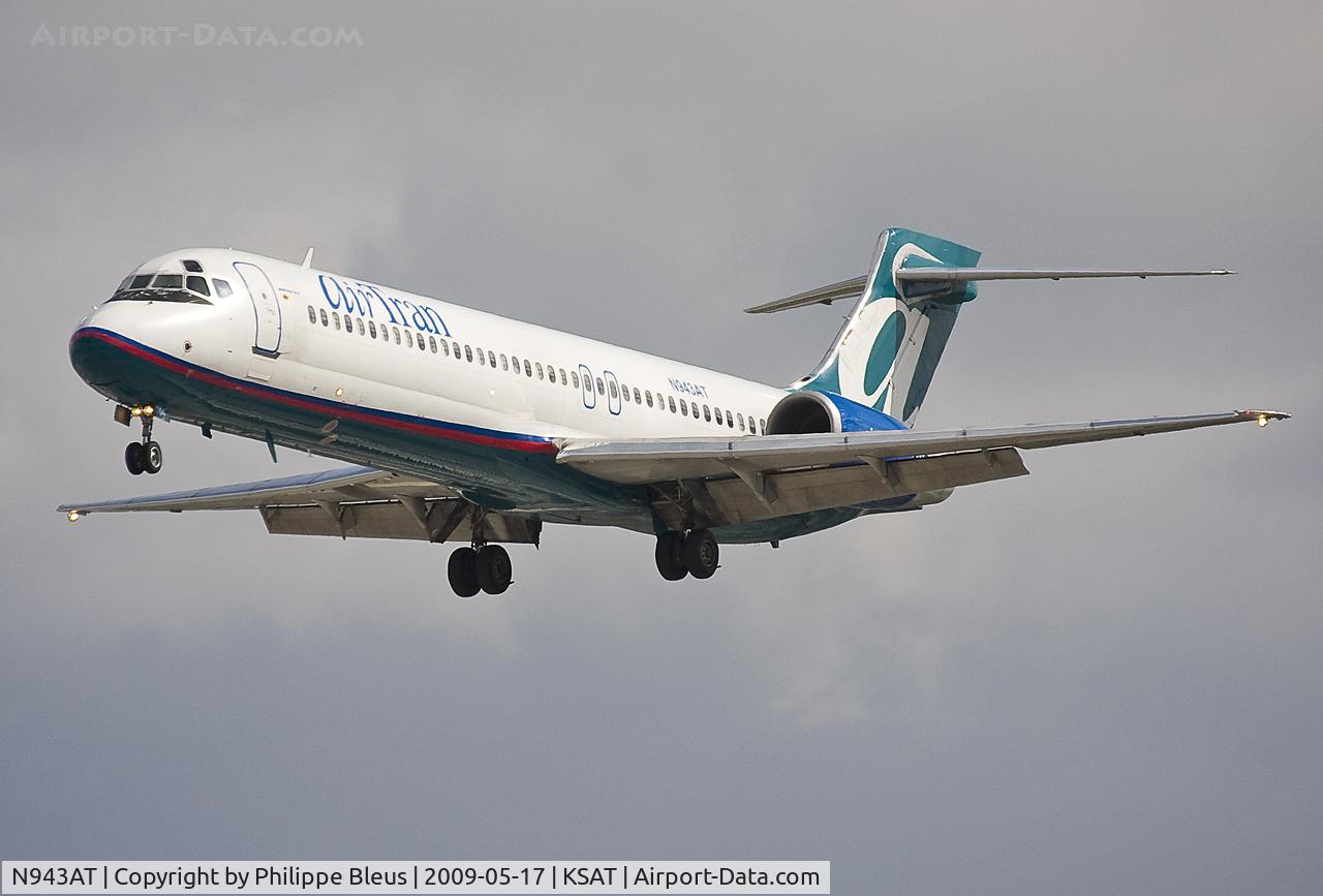 N943AT, 1999 Boeing 717-200 C/N 55006, Short final rwy 3.