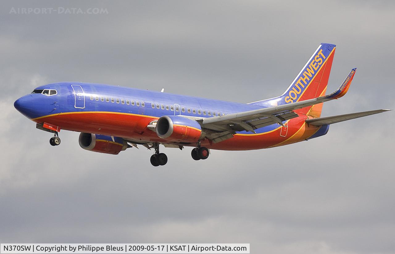 N370SW, 1993 Boeing 737-3H4 C/N 26597, This one, on short final rwy 3, might as welll go to the carwash (= plane wash station)