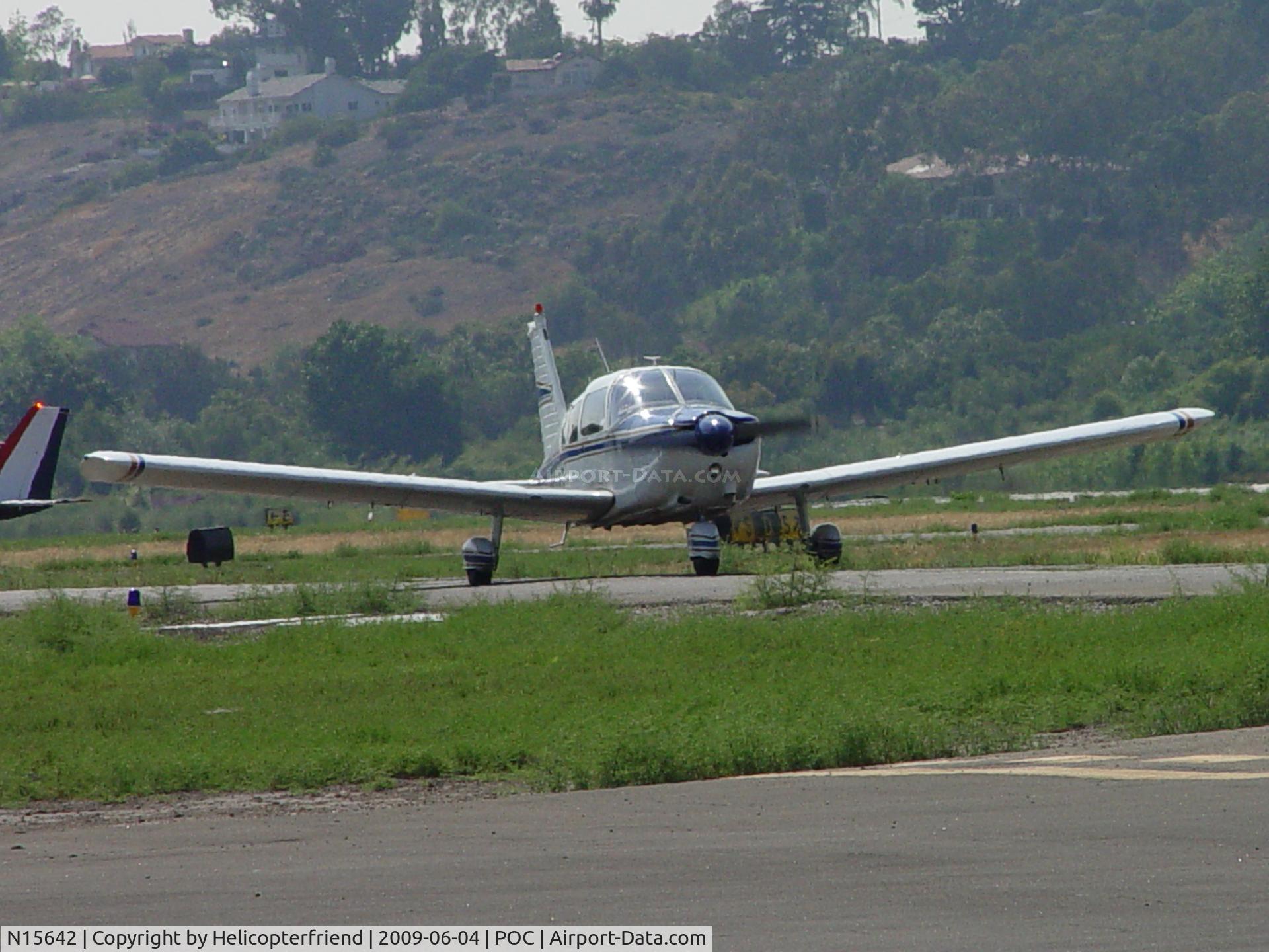 N15642, 1972 Piper PA-28-180 C/N 28-7305106, Taxiing eastbound
