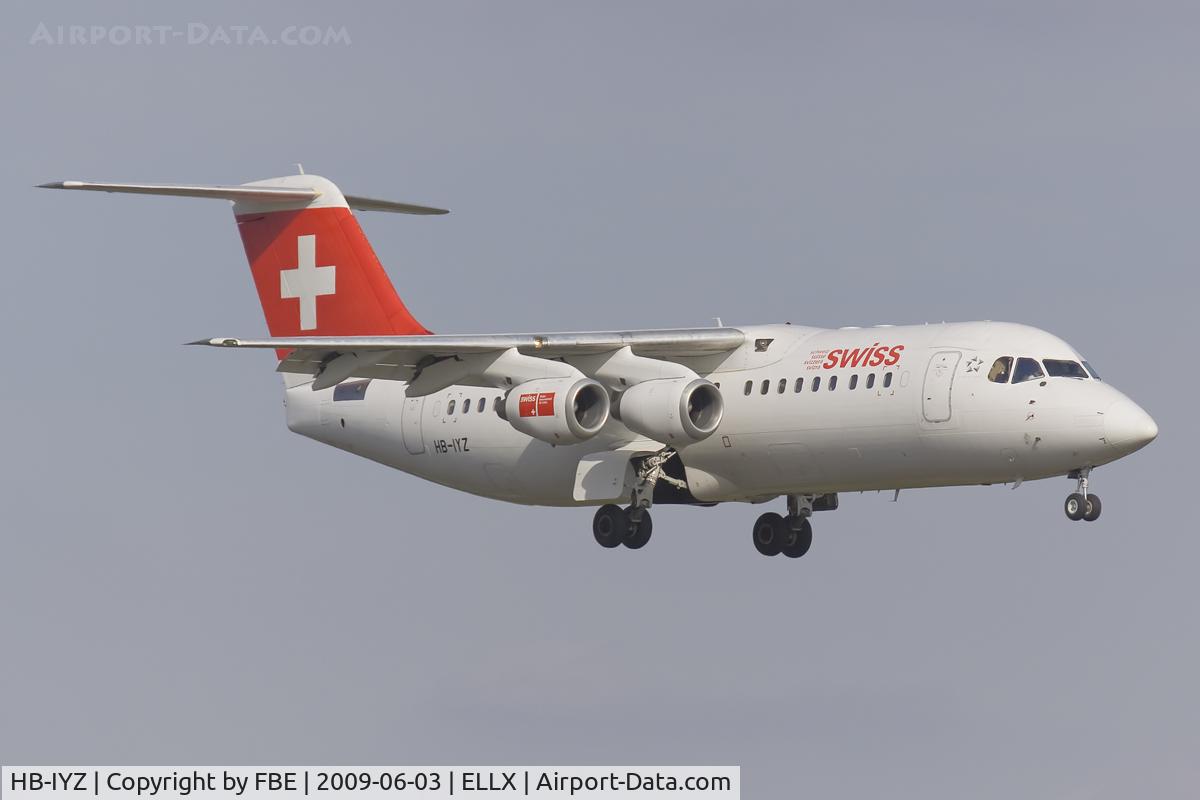 HB-IYZ, 1998 British Aerospace Avro 146-RJ100 C/N 0338, short final at ELLX