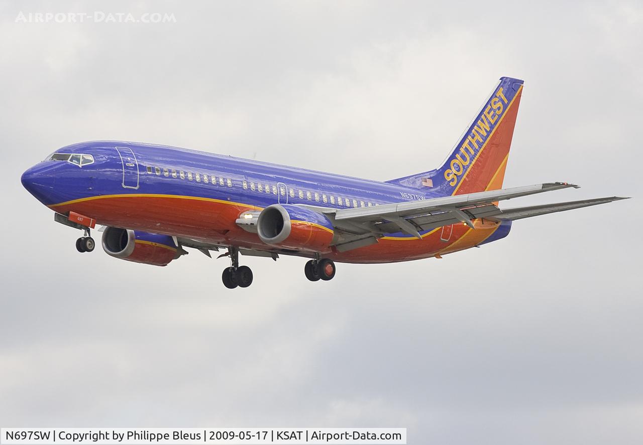 N697SW, 1988 Boeing 737-3TO C/N 23838, Short final rwy 3.