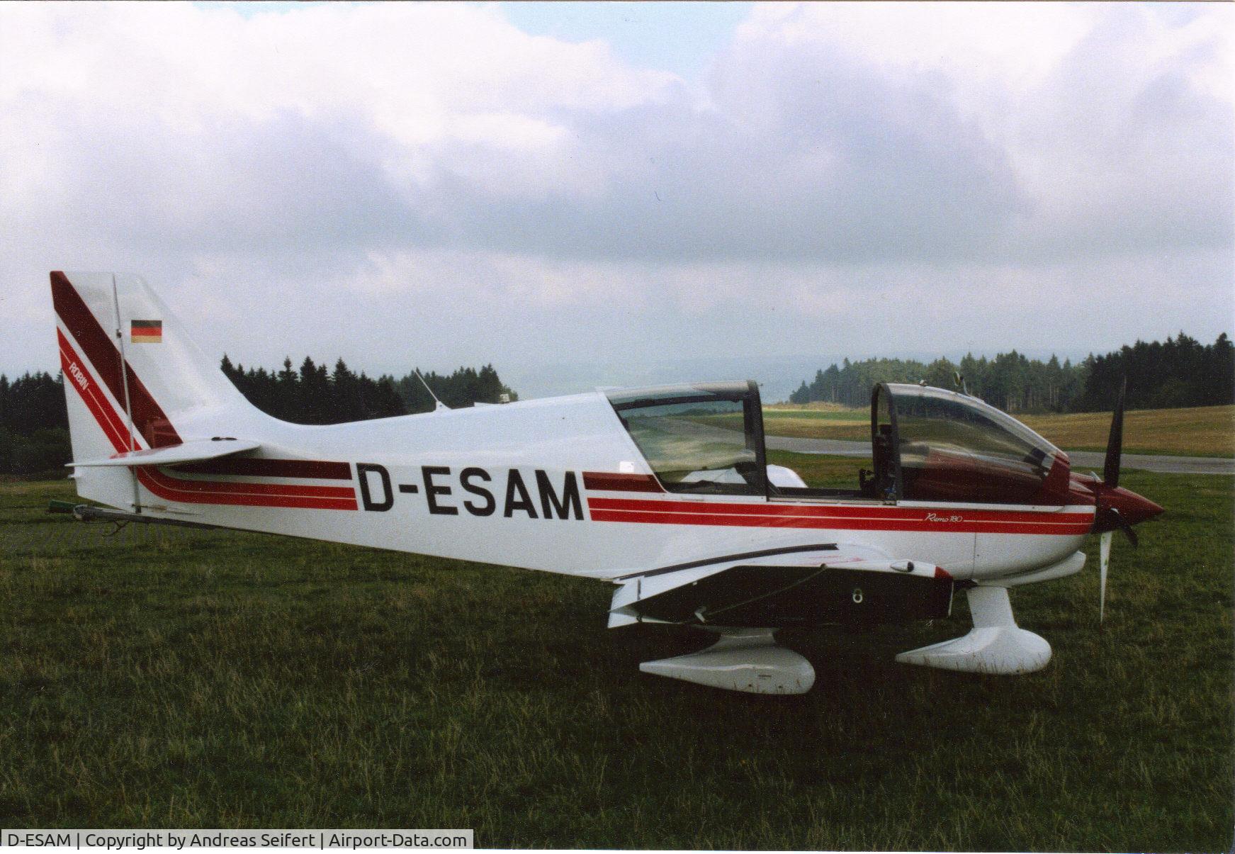 D-ESAM, Robin DR-400-180R Remorqueur Regent C/N 2471, Wasserkuppe 2000