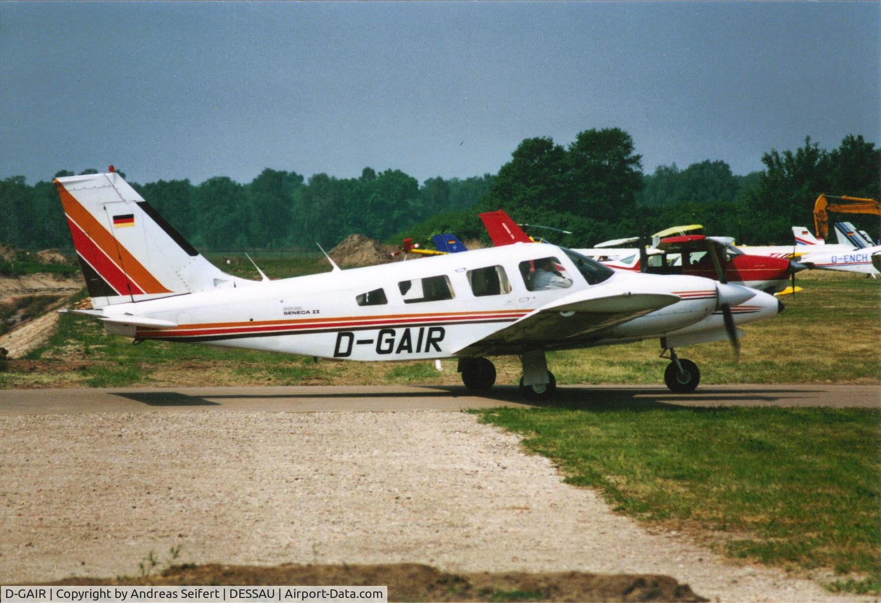 D-GAIR, 1980 Piper PA-34-200T Seneca II C/N 34-807003, Dessau 2001