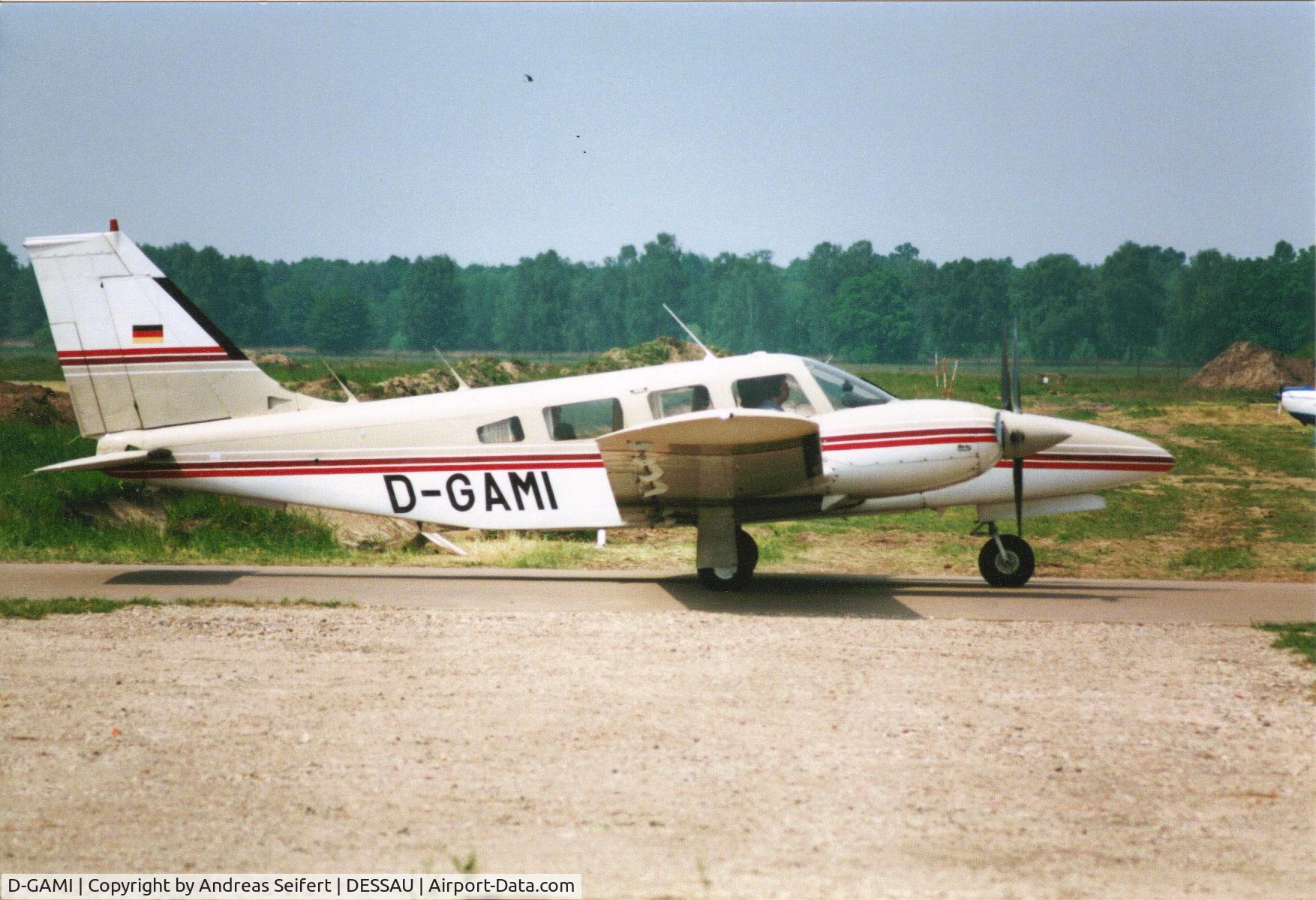 D-GAMI, Piper PA-34-200T Seneca C/N 34-7970286, Dessau 2001