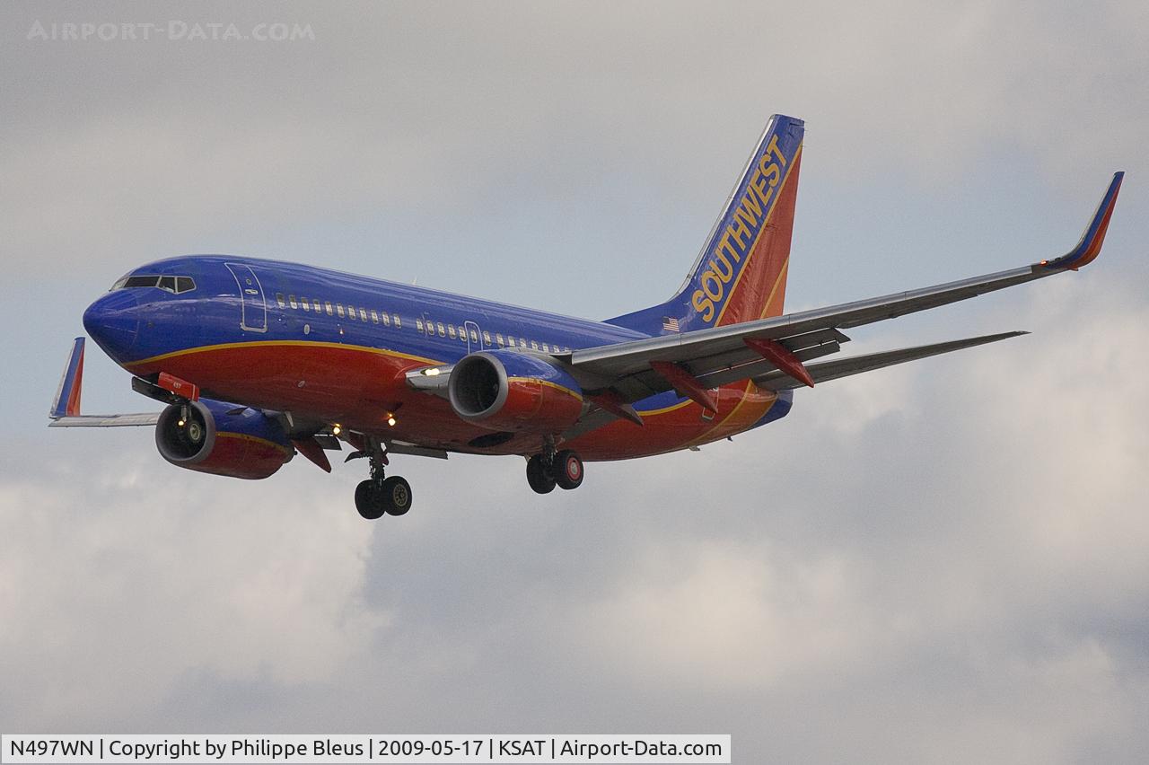 N497WN, 2004 Boeing 737-7H4 C/N 32479, Short final for rwy 3 at sunset. That kind of machine took me up to 40.000 feet recently.
