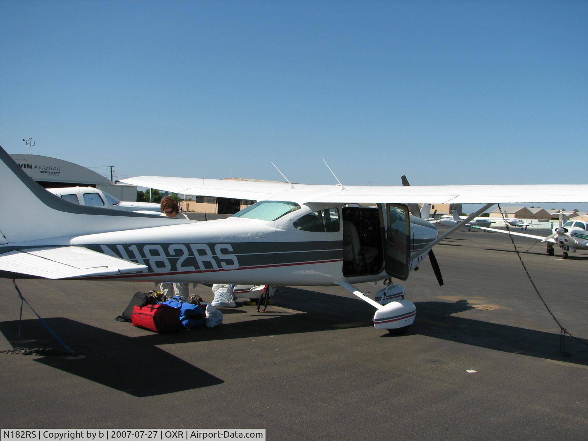 N182RS, 1976 Cessna 182P Skylane C/N 18264499, Loading up for the Trip home!