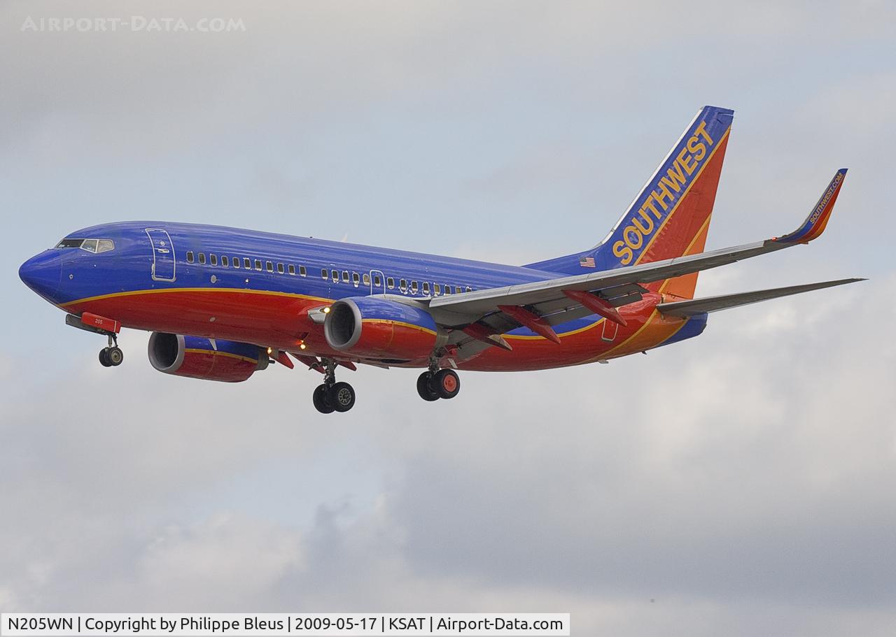 N205WN, 2005 Boeing 737-7H4 C/N 34010, Short final rwy 3.