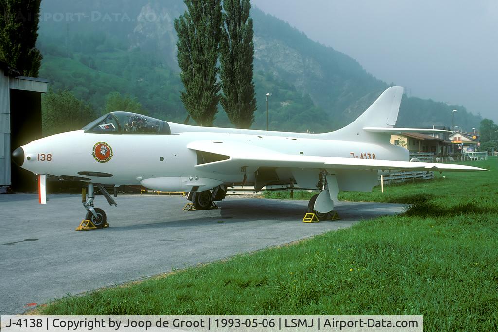 J-4138, Hawker Hunter F.58A C/N 41H-680259, For the disbandment of Fliegerstaffel 2 a Hunter was painted all white and red, the colours of the FlST 2 emblem.