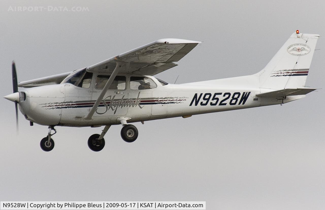 N9528W, 1998 Cessna 172R C/N 17280467, First picture of this 172R, here on short final rwy 3. Notice the 