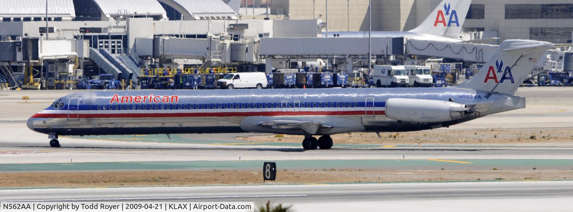 N562AA, 1987 McDonnell Douglas MD-83 (DC-9-83) C/N 49344, Taxi to gate
