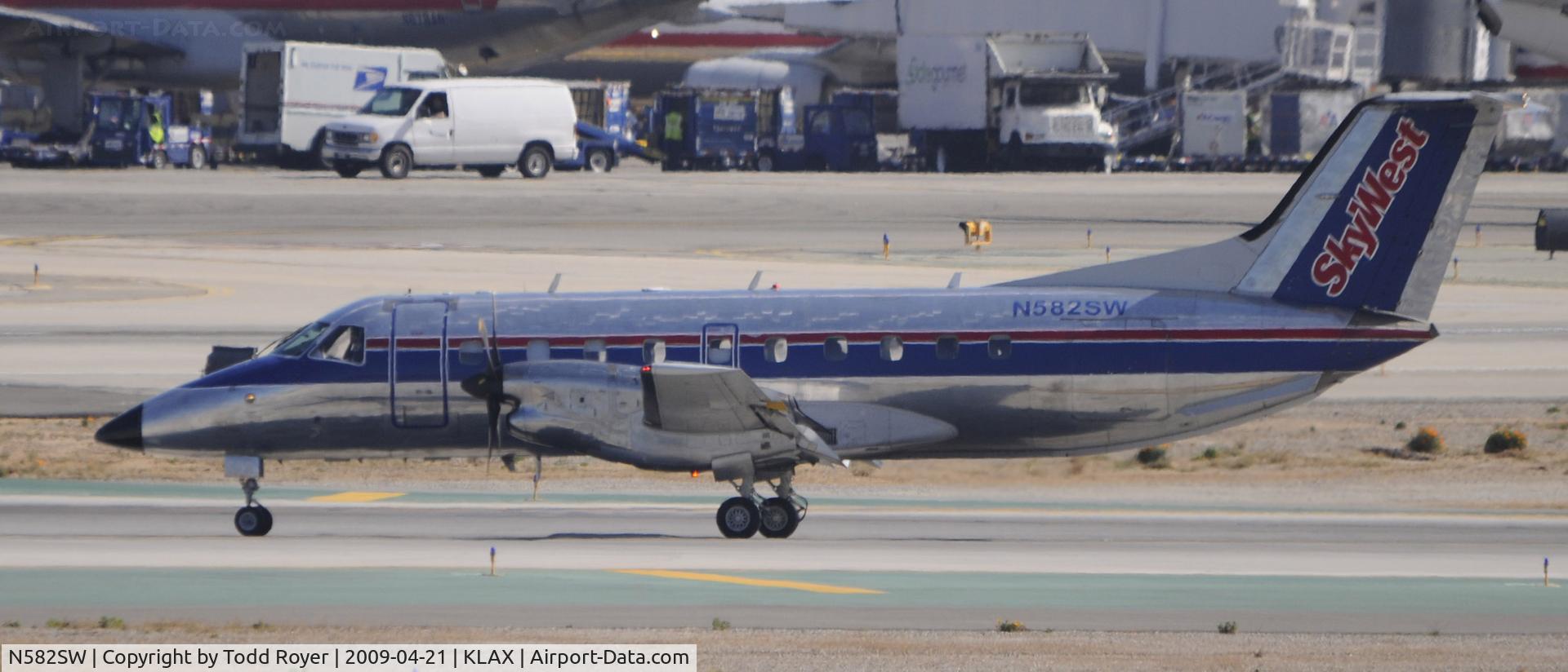 N582SW, 1999 Embraer EMB-120ER Brasilia C/N 120350, Taxi to gate