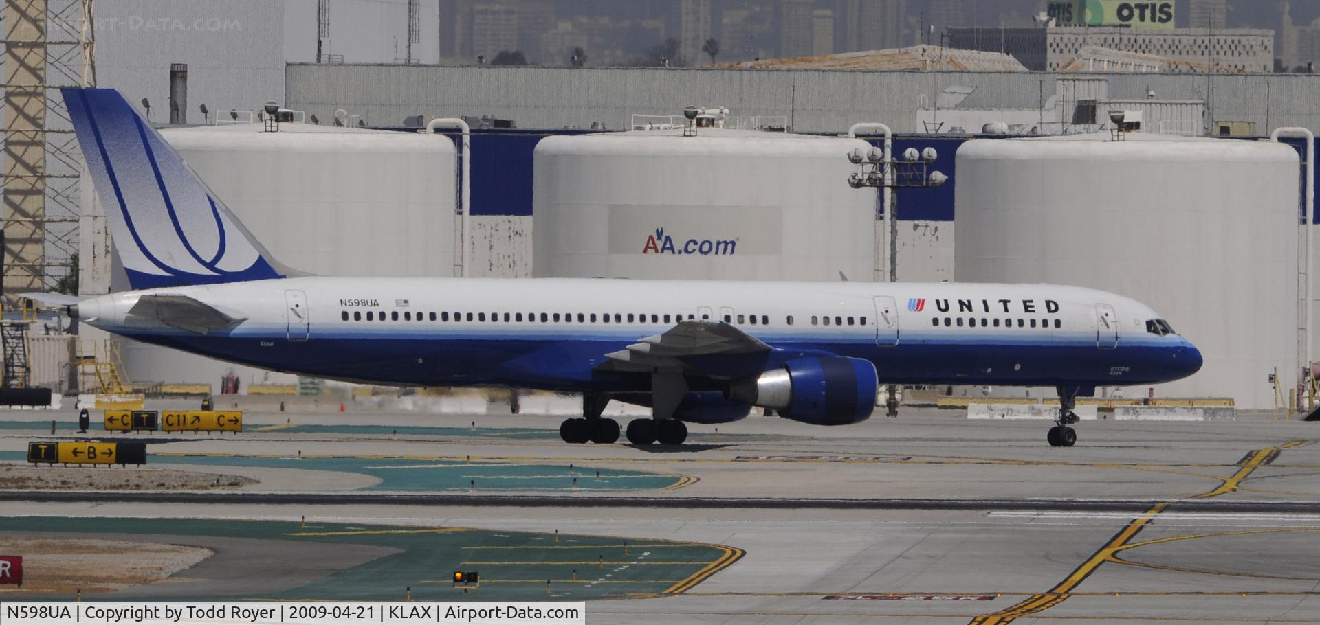 N598UA, 1999 Boeing 757-222 C/N 28751, Taxi to gate