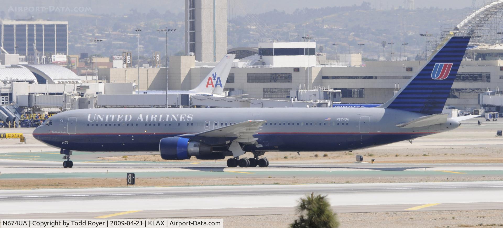 N674UA, 2000 Boeing 767-322 C/N 29242, Taxi to gate