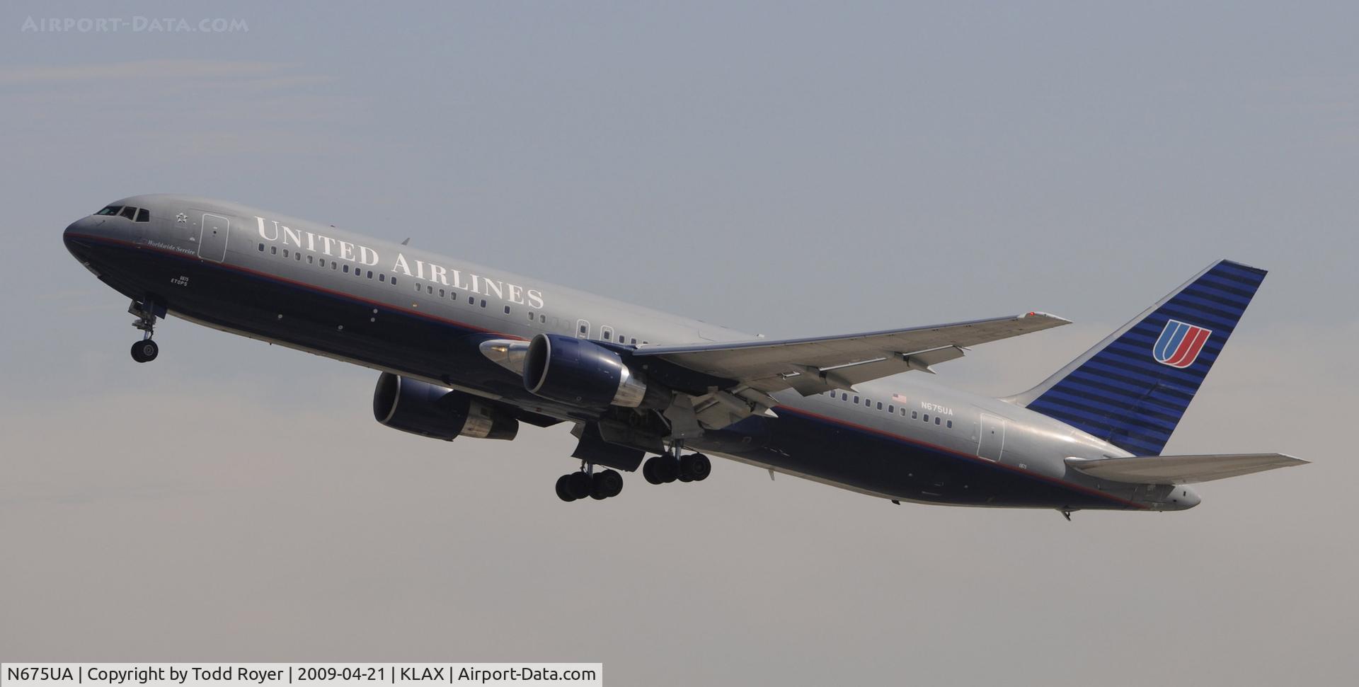 N675UA, 2000 Boeing 767-322 C/N 29243, Departing LAX on 25R