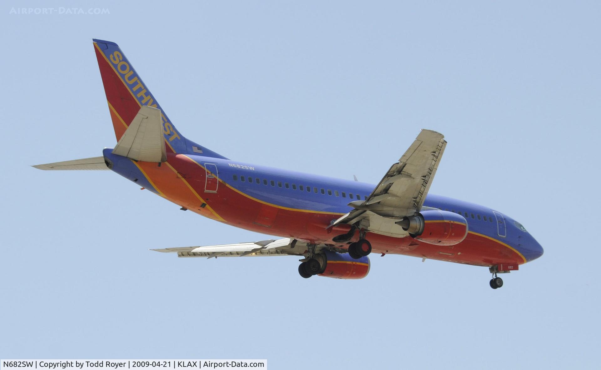 N682SW, 1986 Boeing 737-3Y0 C/N 23496, Landing 24R at LAX