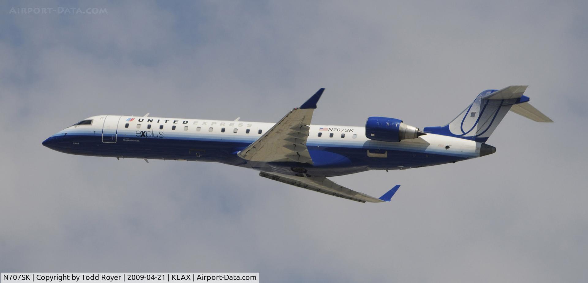 N707SK, 1999 Bombardier CRJ-701ER (CL-600-2C10) Regional Jet C/N 10003, Departing LAX on 25R