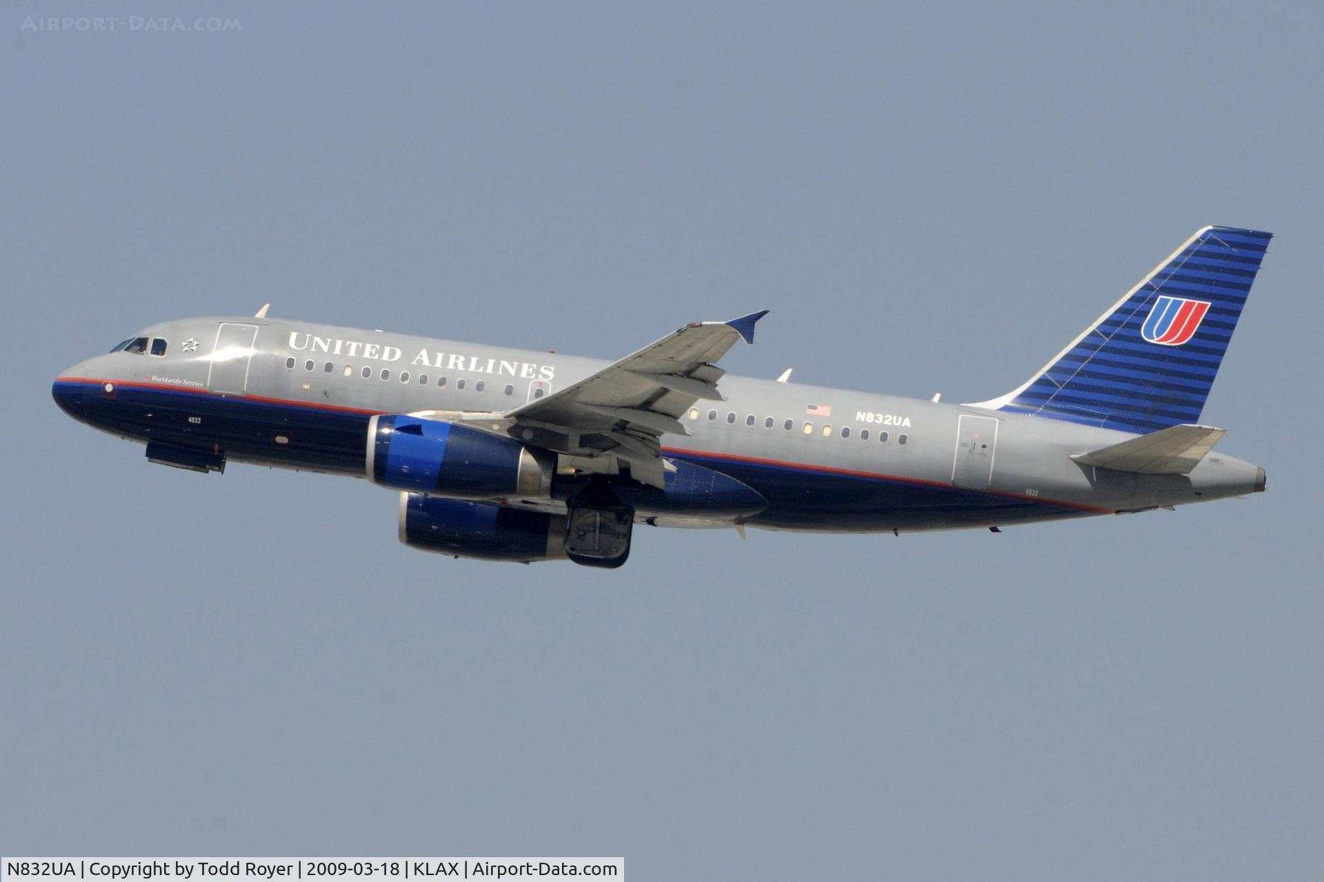 N832UA, 2000 Airbus A319-131 C/N 1321, Departing LAX on 25R