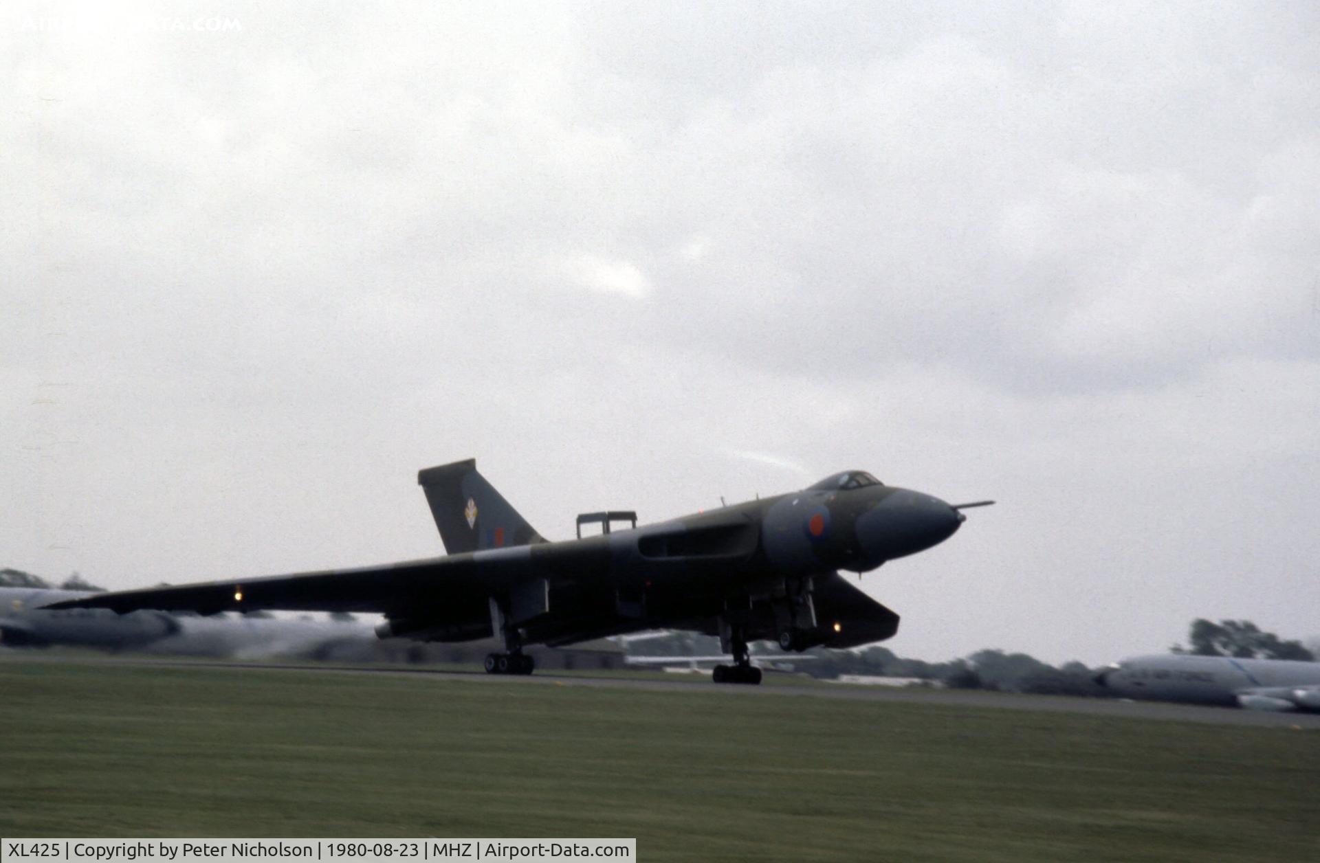 XL425, 1962 Avro Vulcan B.2 C/N Set 43, Vulcan B.2 of 617 Squadron landing at the 1980 Mildenhall Air Fete.