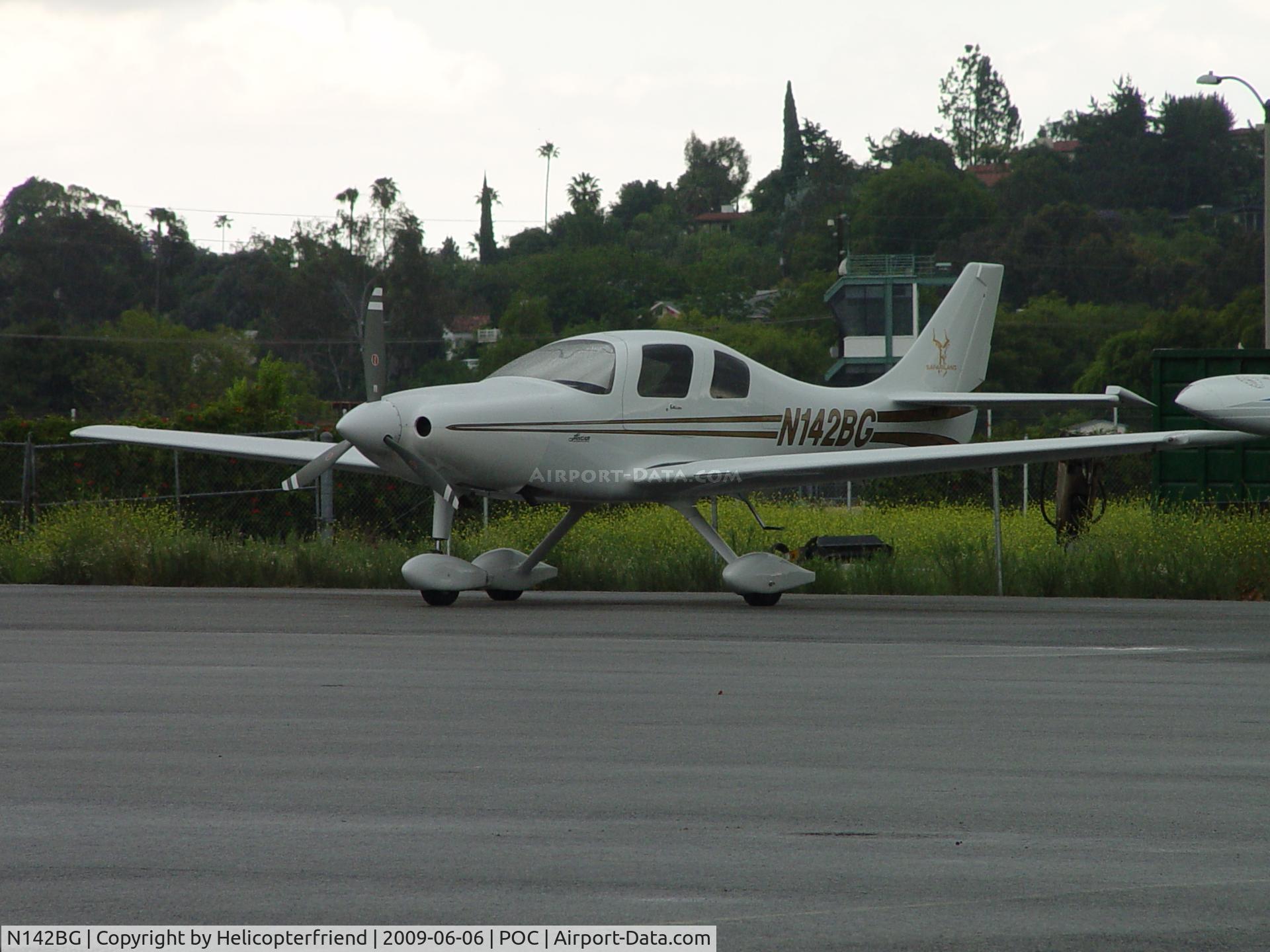 N142BG, Lancair SUPER ES C/N ESJS01, Parked at Howard Aviation on a rainy day