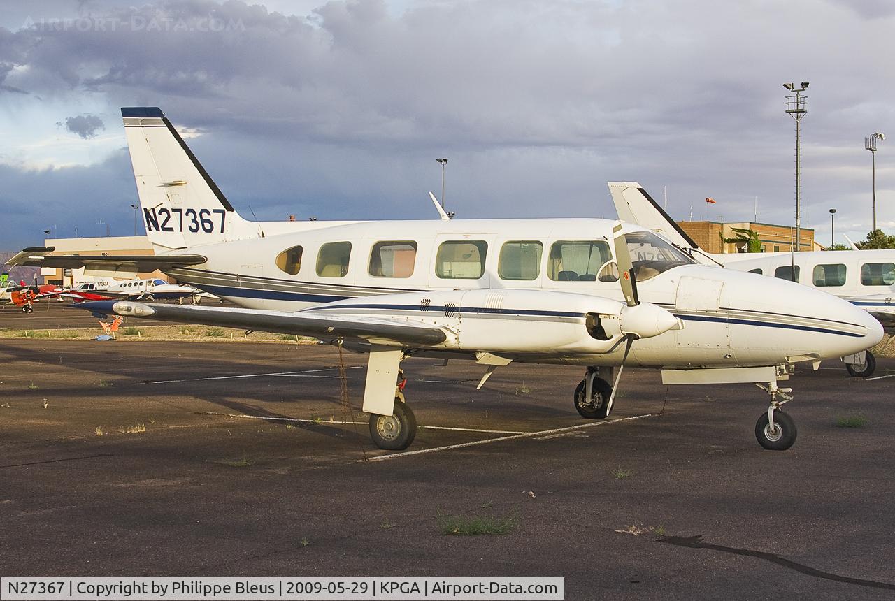N27367, 1977 Piper PA-31-350 Chieftain C/N 31-7852007, First picture of this long twin prop. Thanks to the very kind person who opens the doors for me.