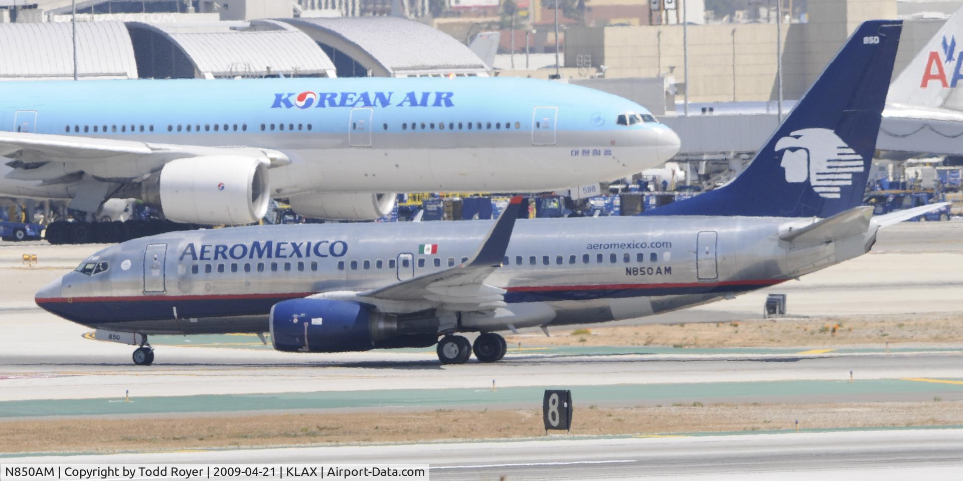 N850AM, 2003 Boeing 737-752 C/N 33786, Taxi to gate