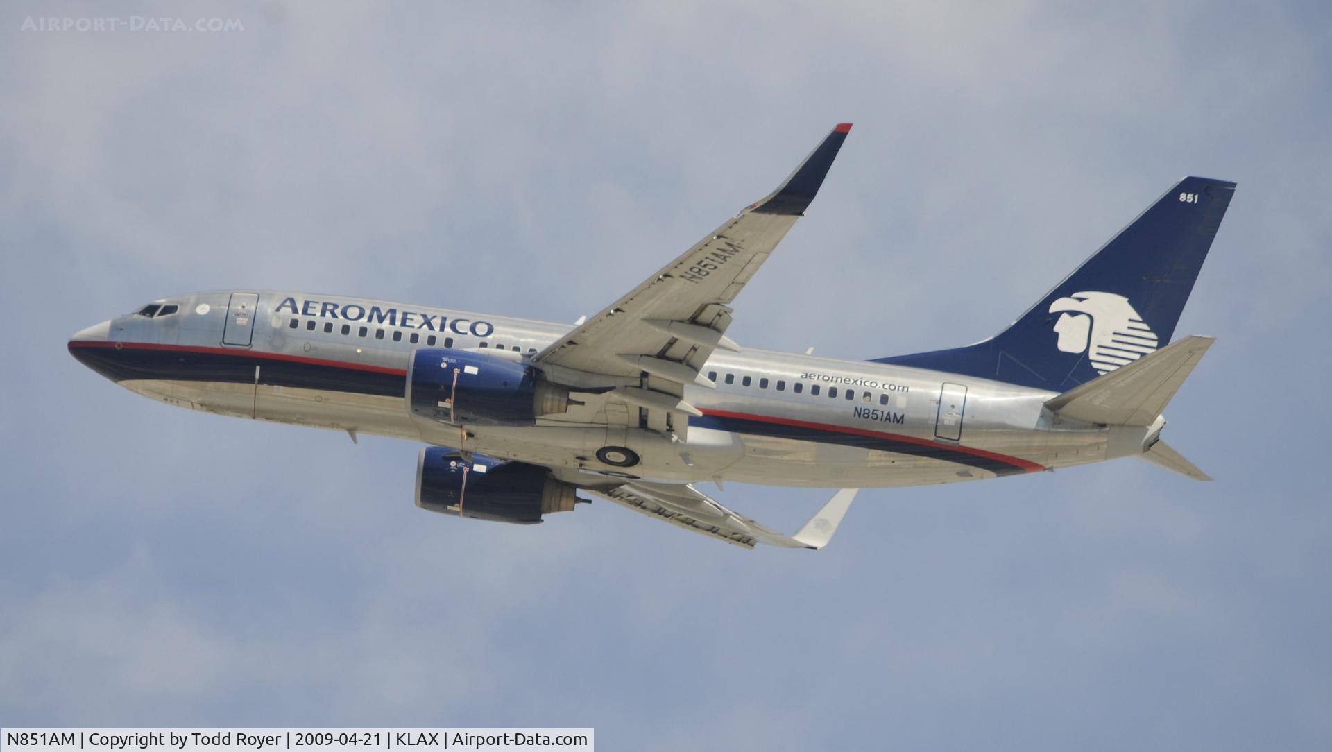 N851AM, 2003 Boeing 737-752 C/N 29363, Departing LAX on 25R