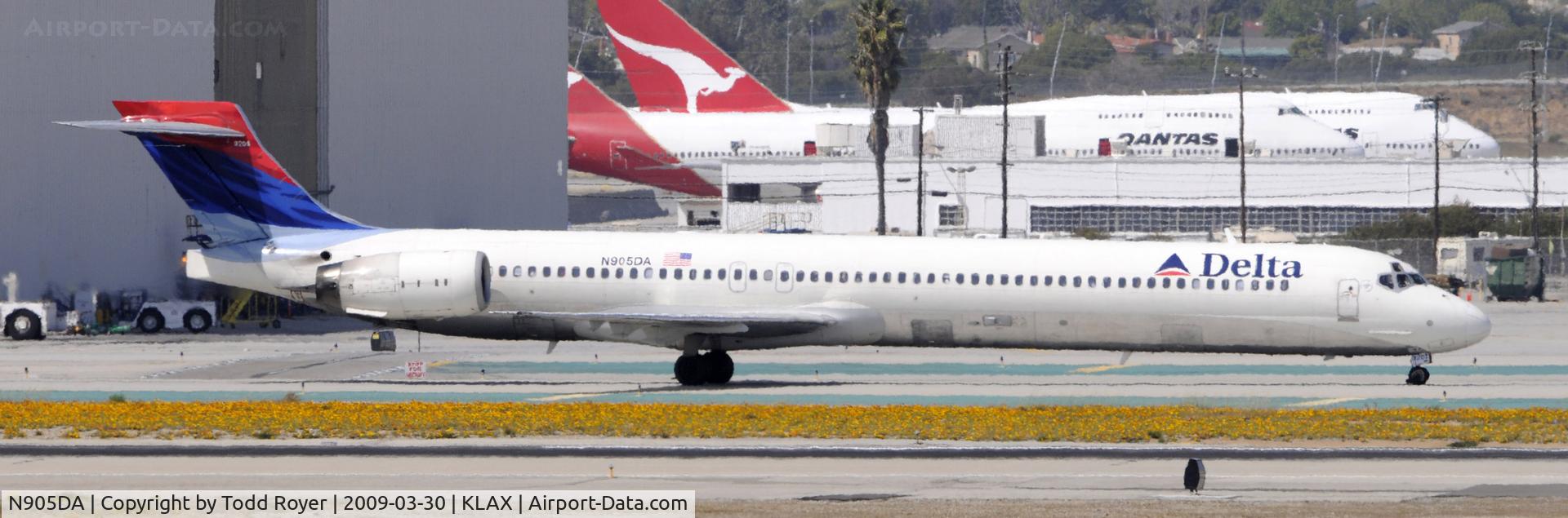 N905DA, 1995 McDonnell Douglas MD-90-30 C/N 53385, Taxi to gate