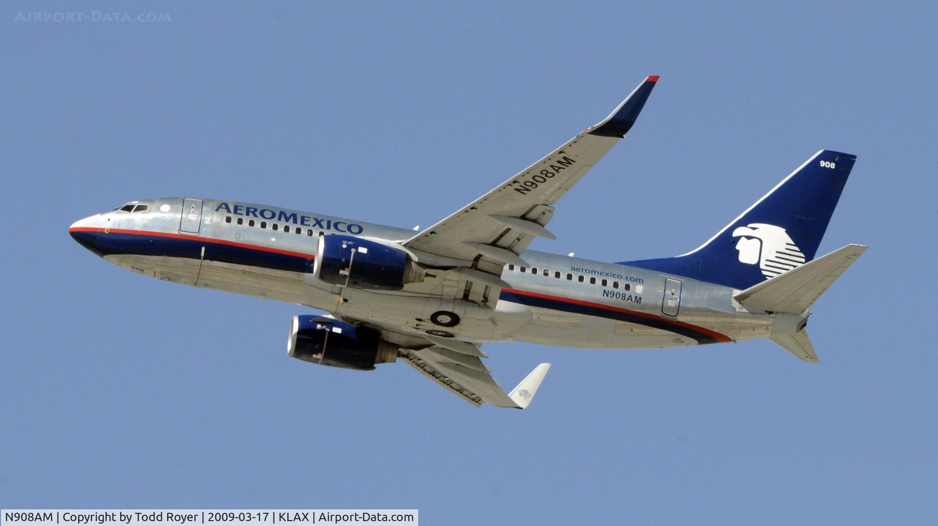 N908AM, 2004 Boeing 737-752 C/N 30038, Departing LAX on 25R