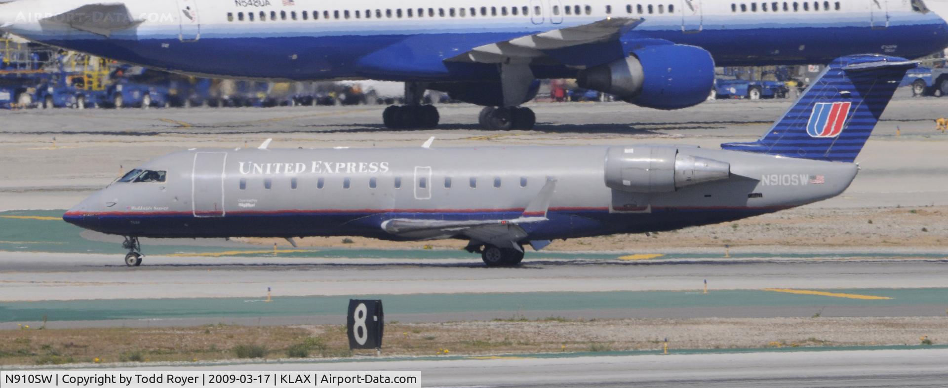 N910SW, 2001 Bombardier CRJ-200LR (CL-600-2B19) C/N 7566, Taxi to gate