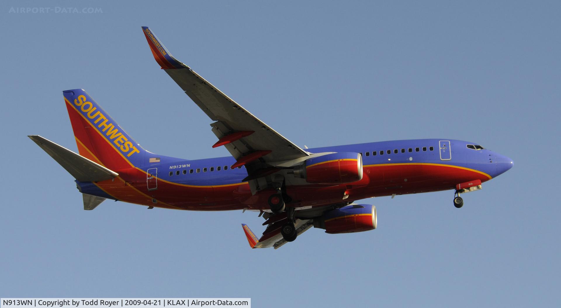 N913WN, 2008 Boeing 737-7H4 C/N 29840, Landing 24R at LAX