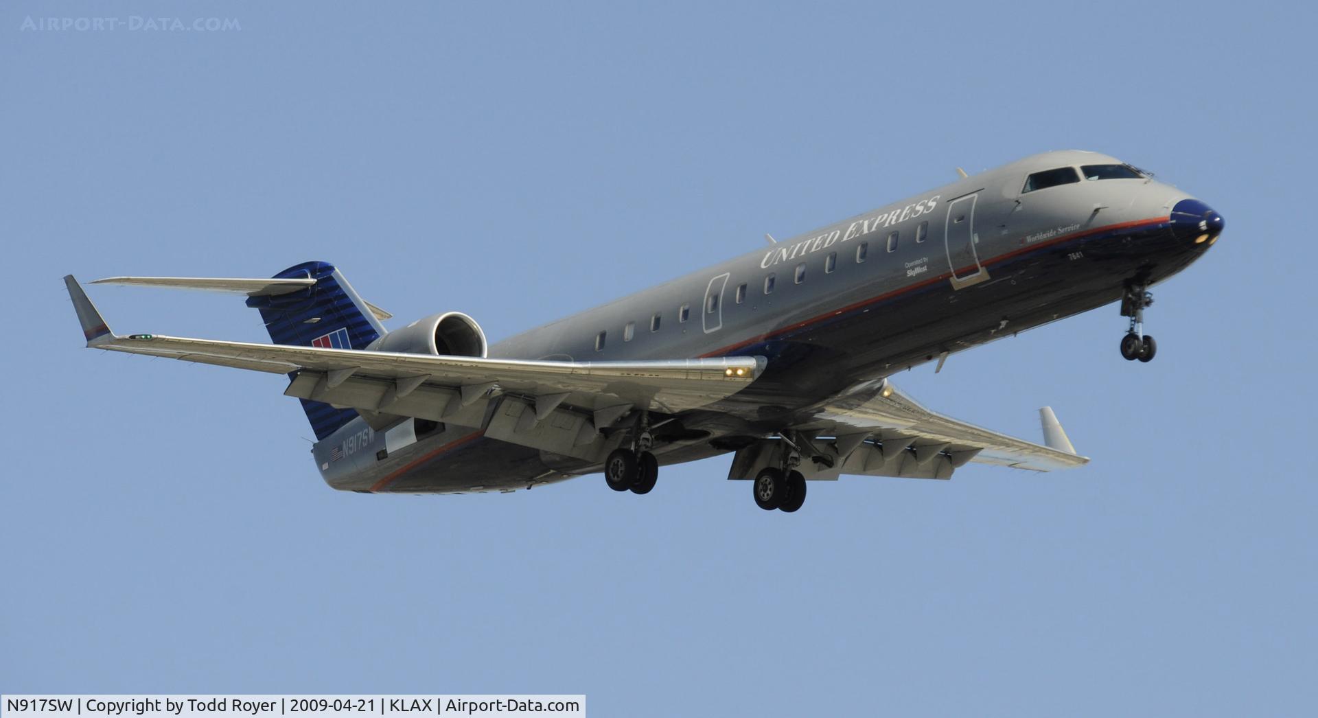 N917SW, 2002 Canadair CRJ-200LR (CL-600-2B19) C/N 7641, Landing 24R at LAX