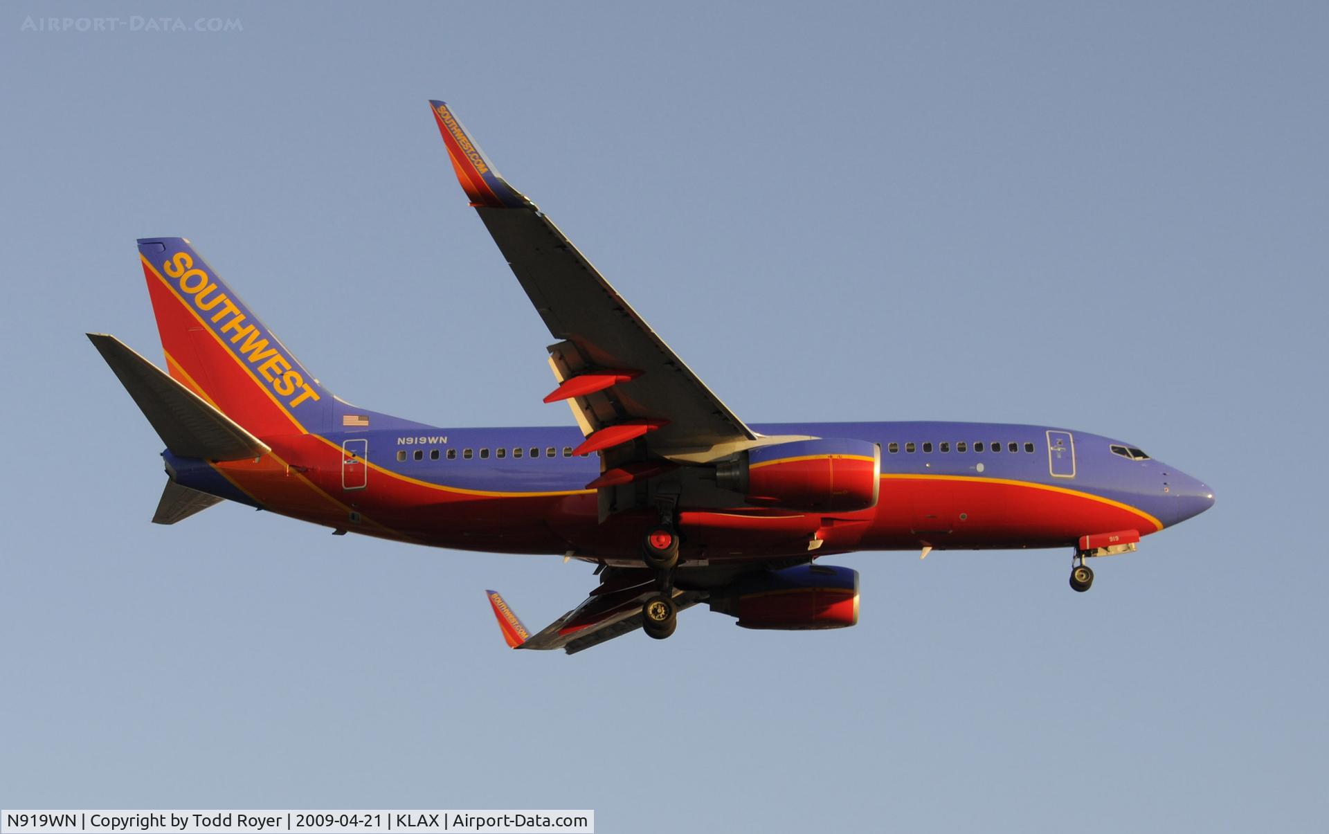 N919WN, 2008 Boeing 737-7H4 C/N 36625, Landing 24R at LAX