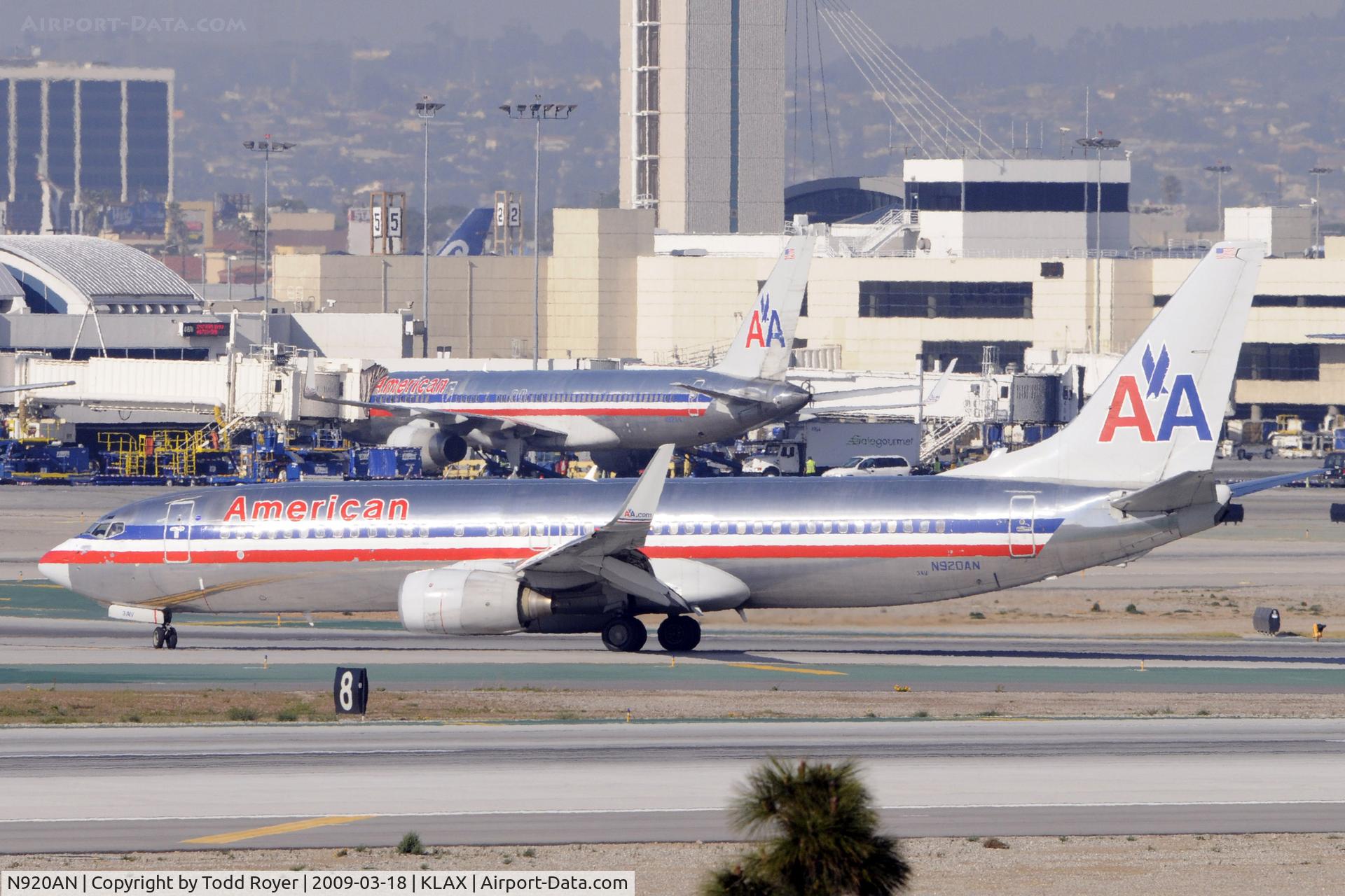 N920AN, 1999 Boeing 737-823 C/N 29521, Taxi to gate