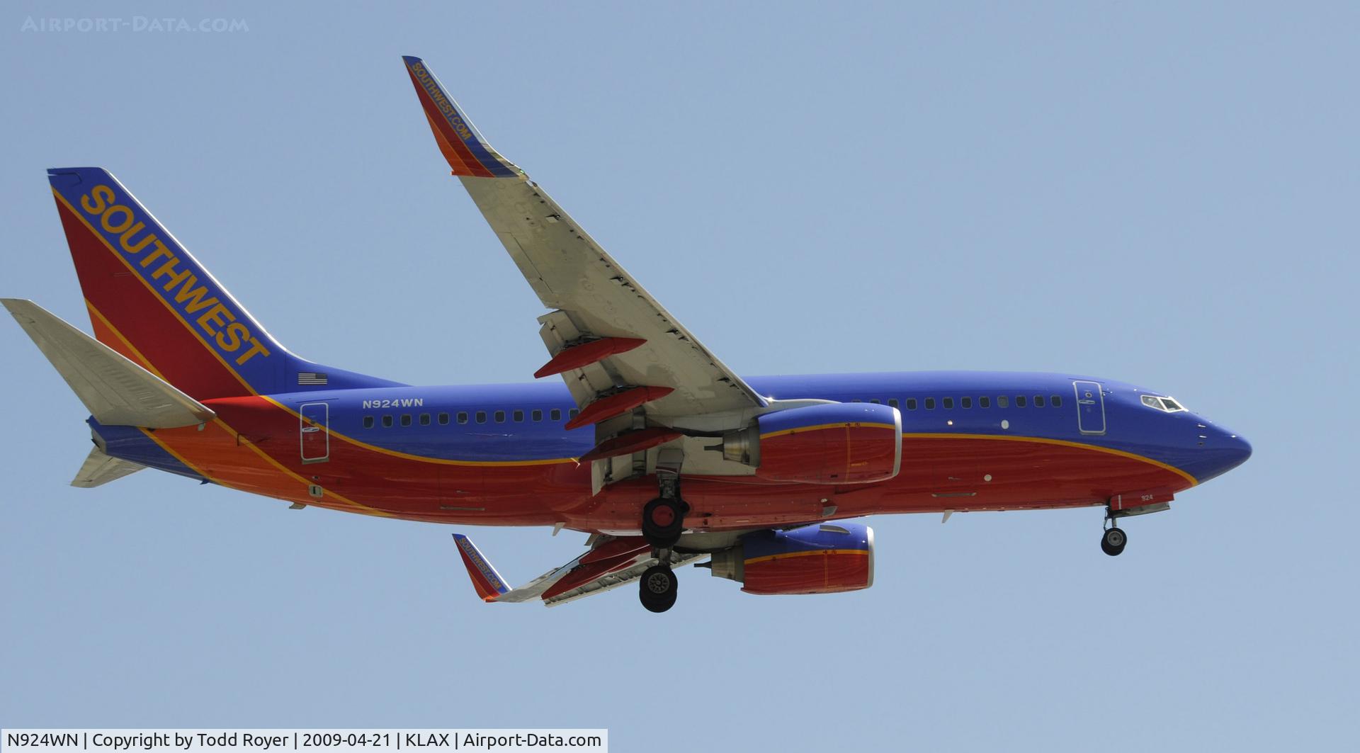 N924WN, 2008 Boeing 737-7H4 C/N 36628, Landing 24R at LAX