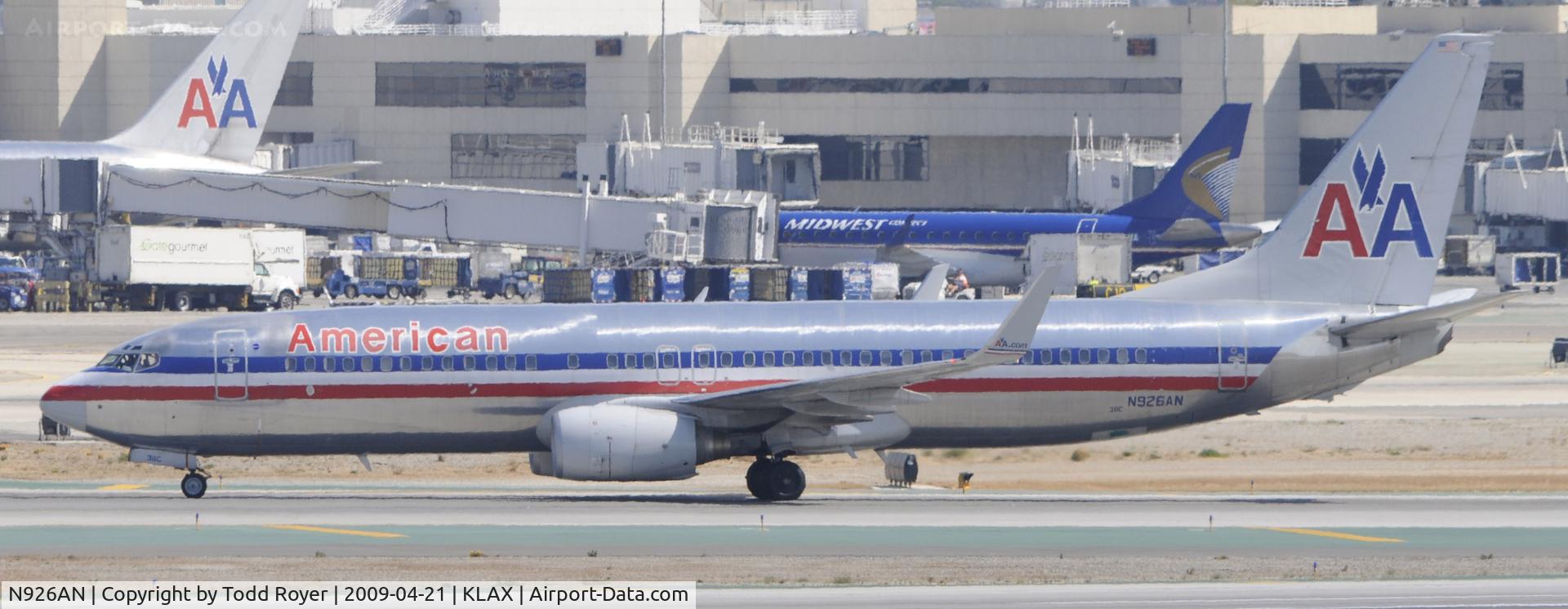 N926AN, 2000 Boeing 737-823 C/N 29527, Taxi to gate
