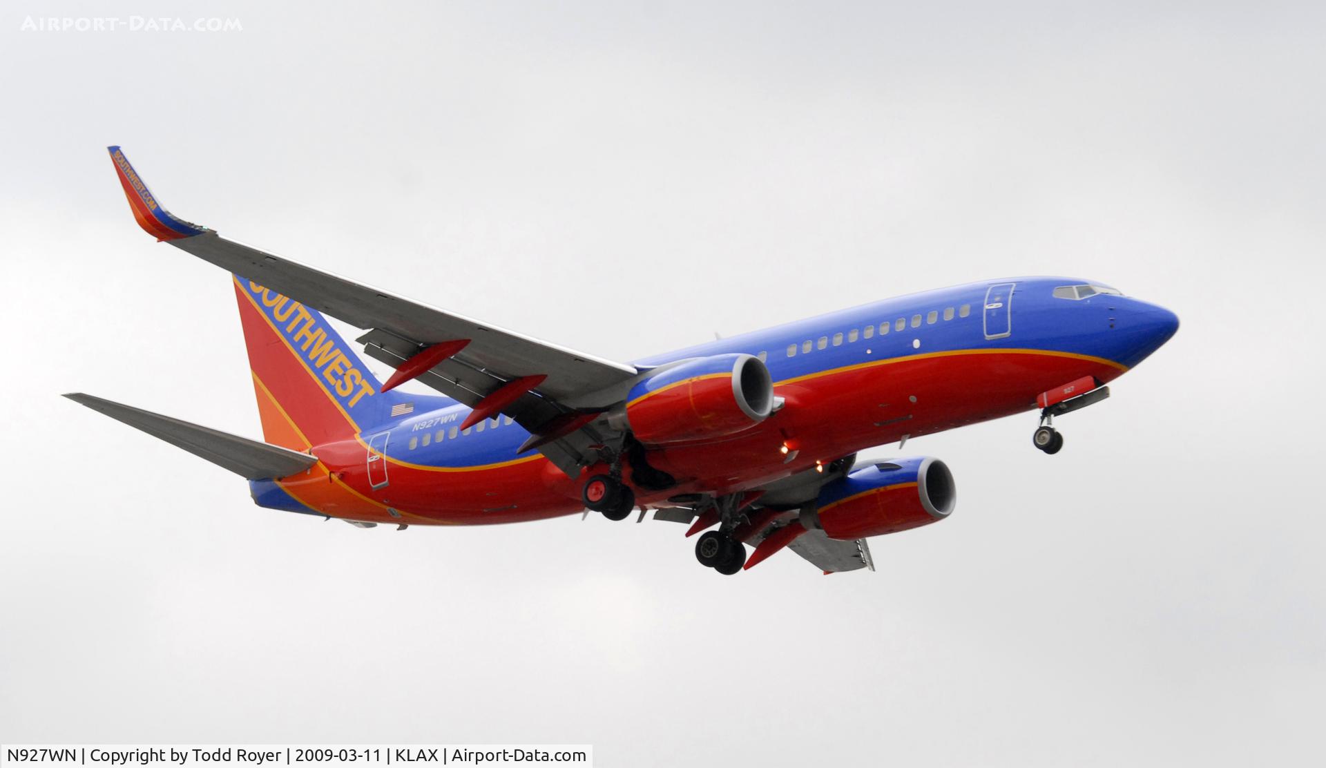 N927WN, 2008 Boeing 737-7H4 C/N 36889, Landing 24R at LAX